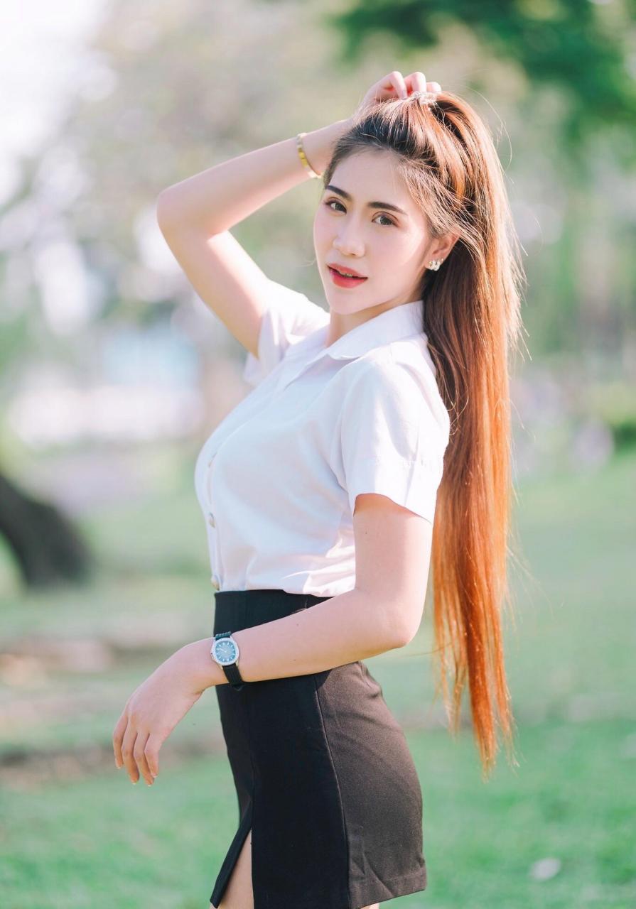 长发及腰的泰国女生,黑白配的打扮,看上去清新又阳光