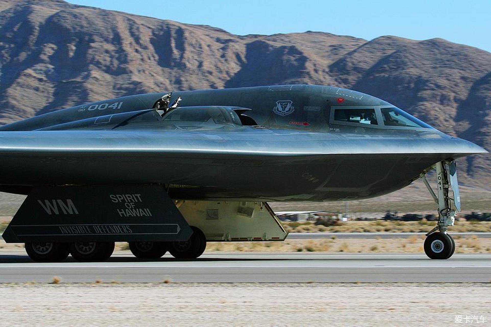 美军现在现役的隐身轰炸机b-2"幽灵"轰炸机是世界上唯一一款隐身战略