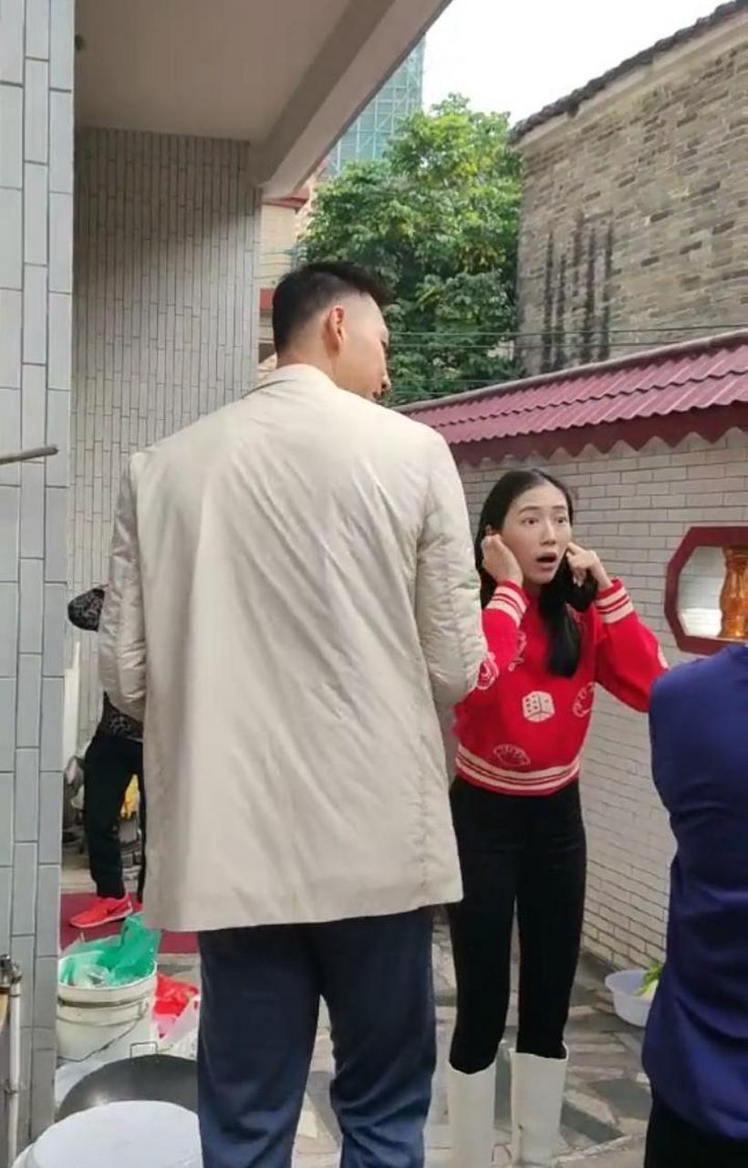 这是易建联的老婆吗?看起来挺漂亮的,不愧是模特出身 #搞笑趣味图