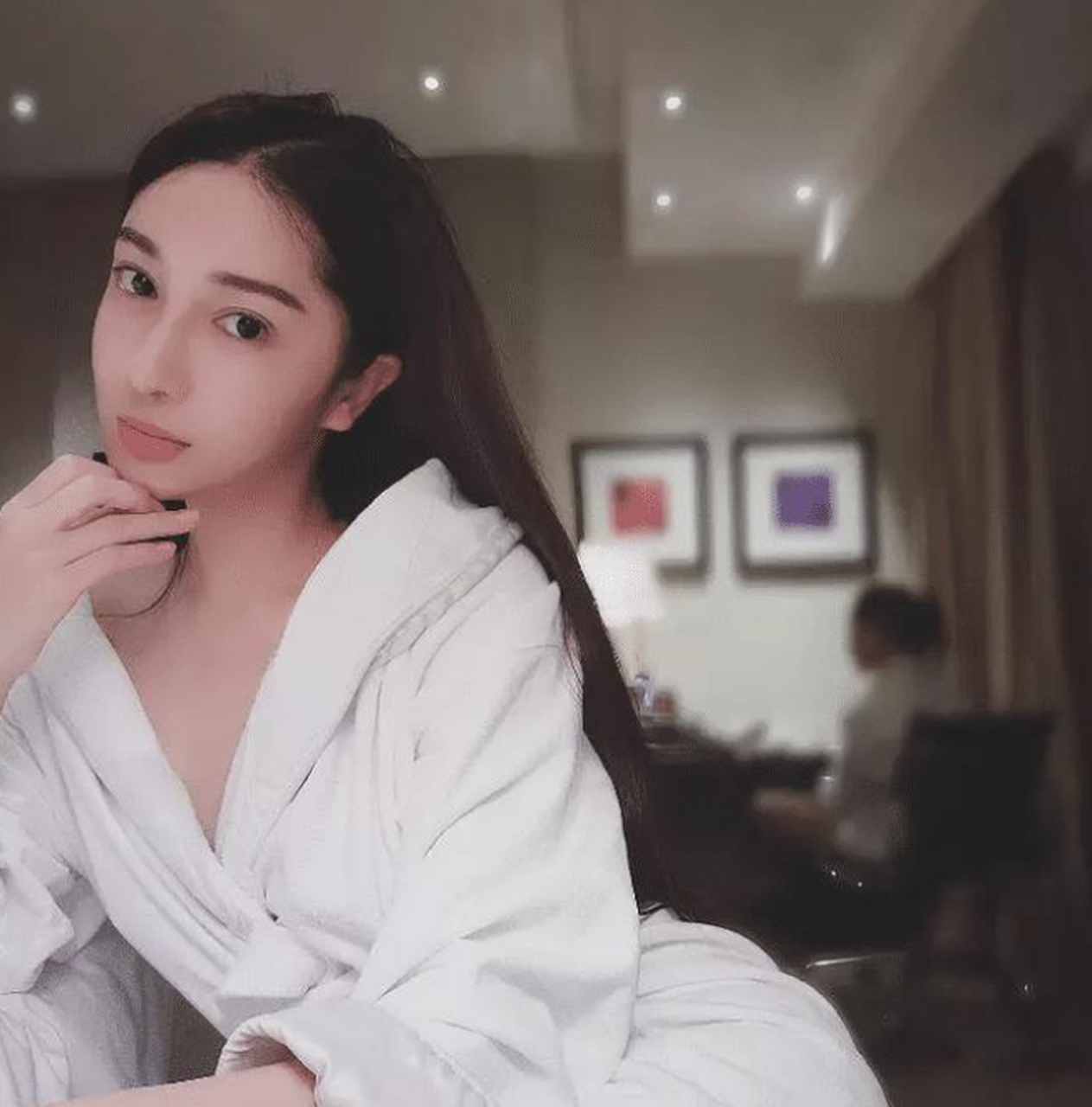 "赵本山最美徒弟"任娇裸坠身亡,全身上下赤裸于草丛,死因令人发指