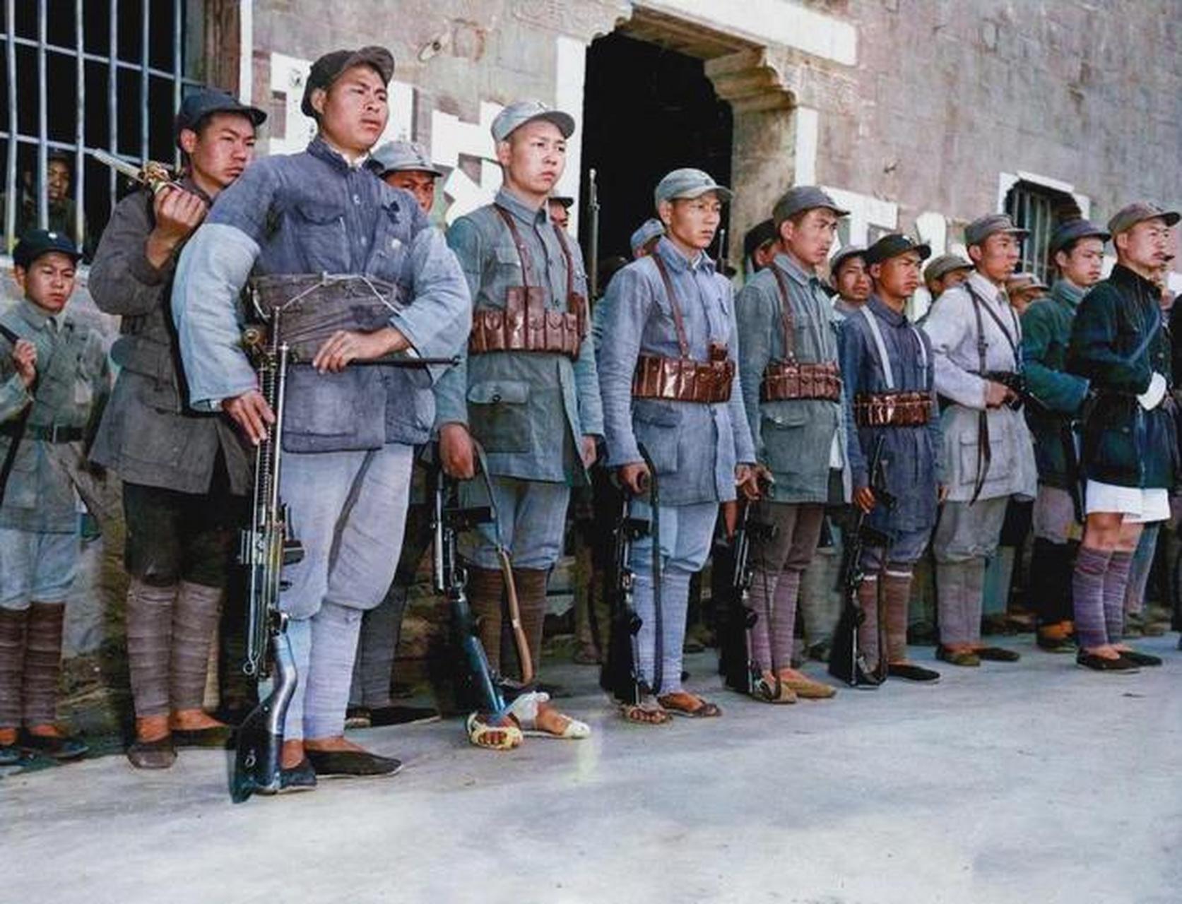 1946年的7月,一张珍贵的老照片中展现了新四军战士们的英勇威武.