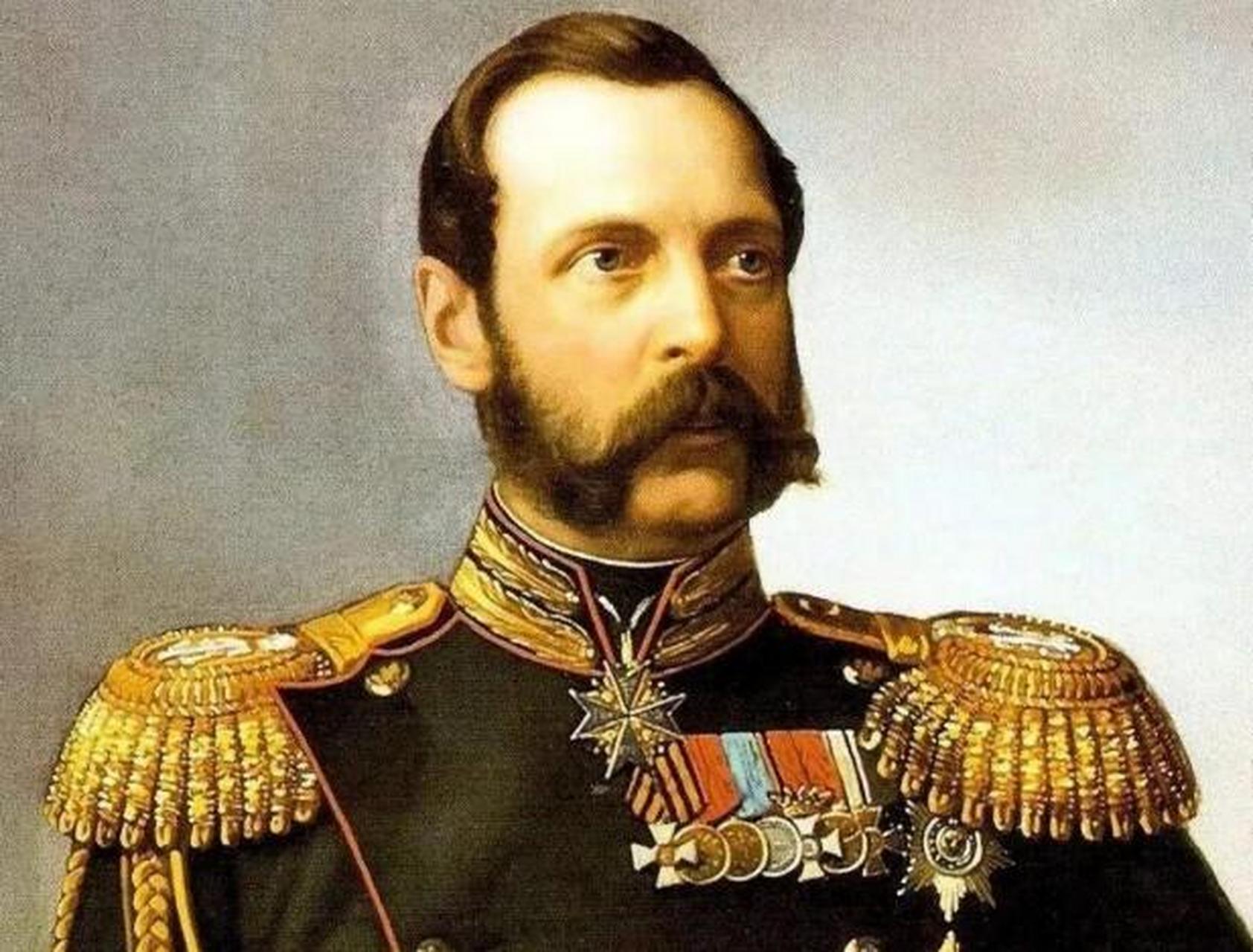 近代沙俄地缘极不合理,乌拉尔山以东占国土面积四分之三的西伯利亚荒