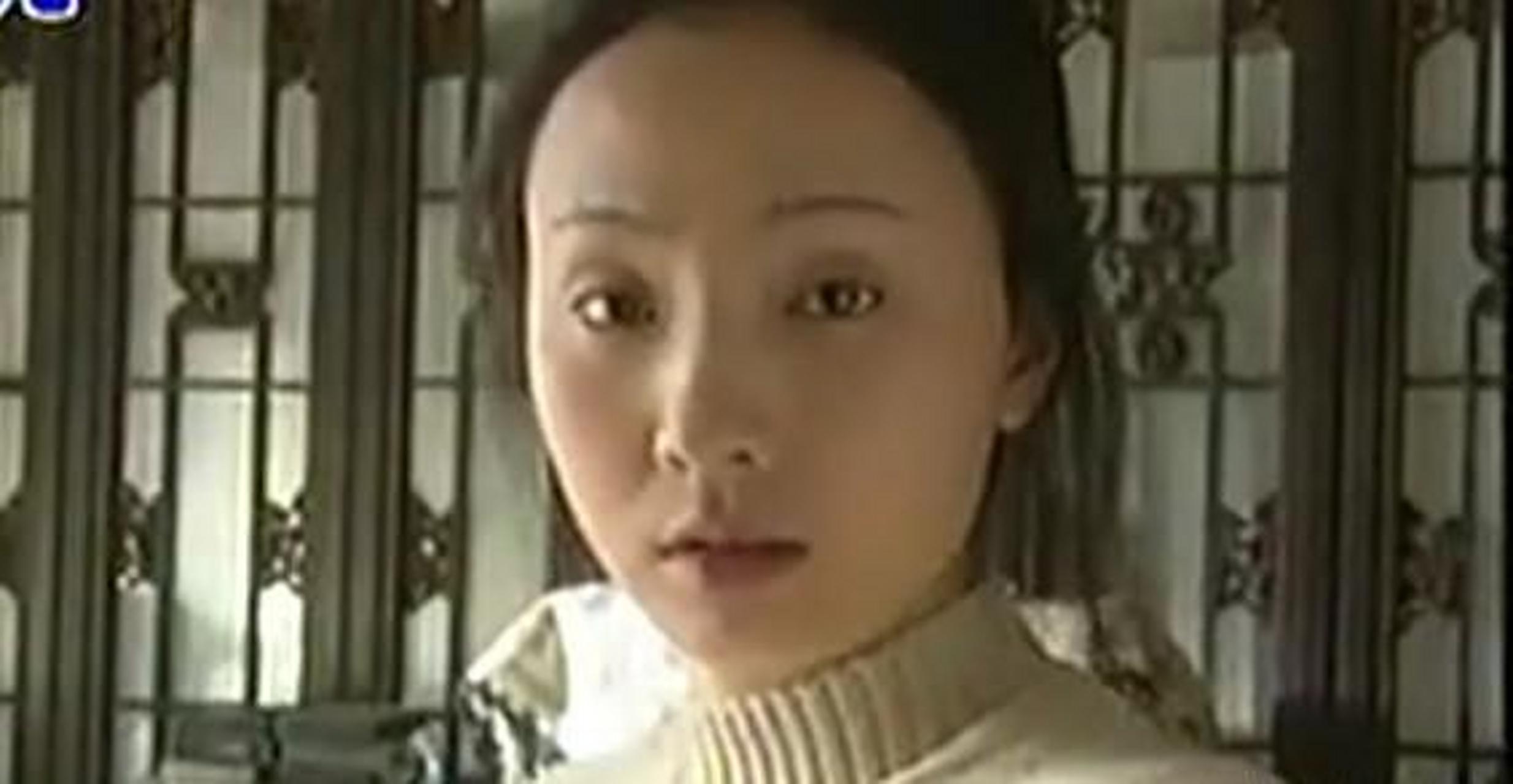 2002年的电视剧《空镜子》,讲述两个性格迥异的姐妹,不同的生活和感情