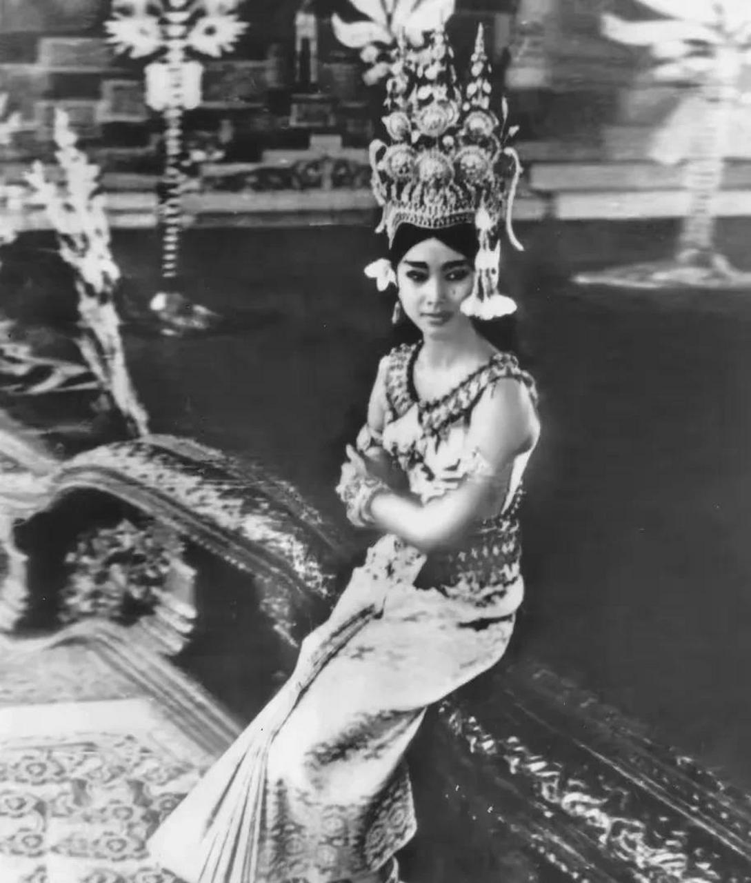 日本人的骨子里就刻着奴性,印尼总统苏加诺的小娇妻黛薇夫人,曾是日本