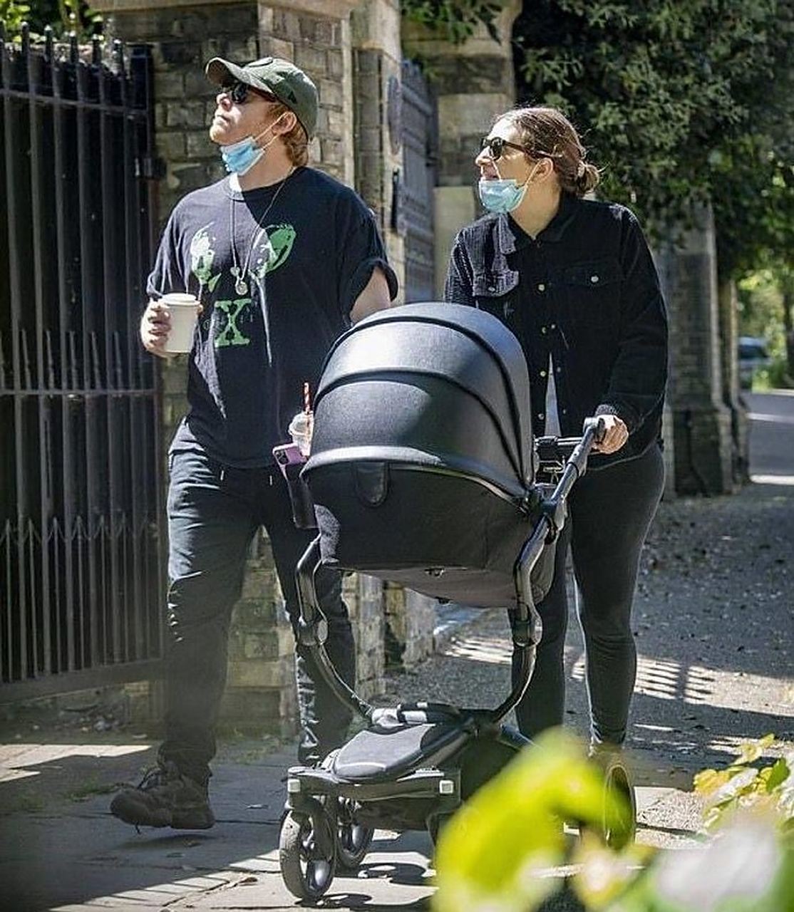 一组鲁伯特·格林特与妻子乔治娅·格洛梅带着女儿外出的照片.
