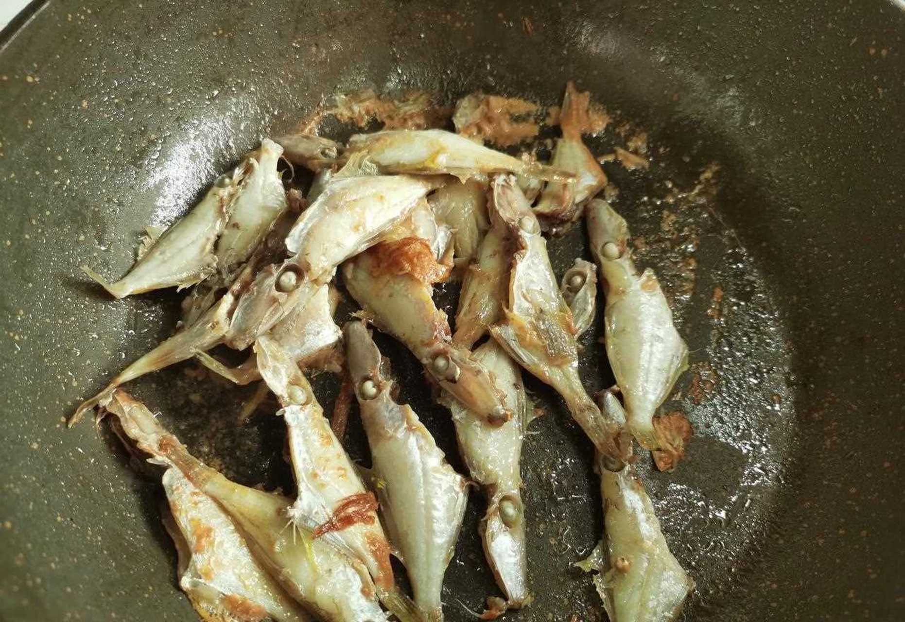 新鲜的特仔鱼,直接焖煮更好吃,也有干的和腌制的,这两种更多的香煎