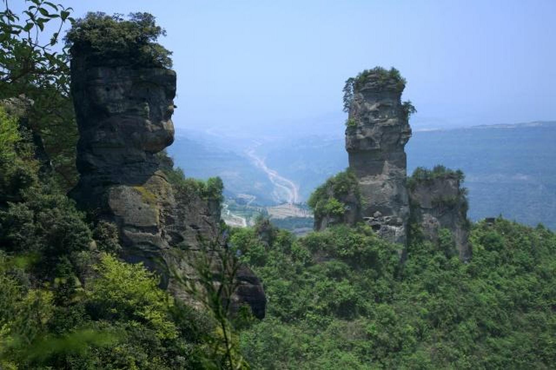 石柱万寿山,这里是以明末清初著名女将军秦良玉筑寨御敌古战场为主的