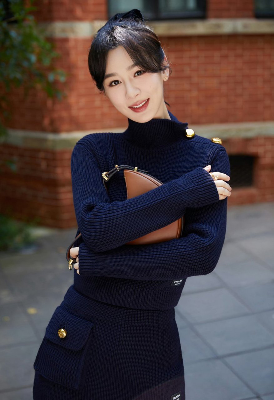 杨紫 杨紫最近的造型变化多样,可青春,可随性,可明媚,每一个造型都