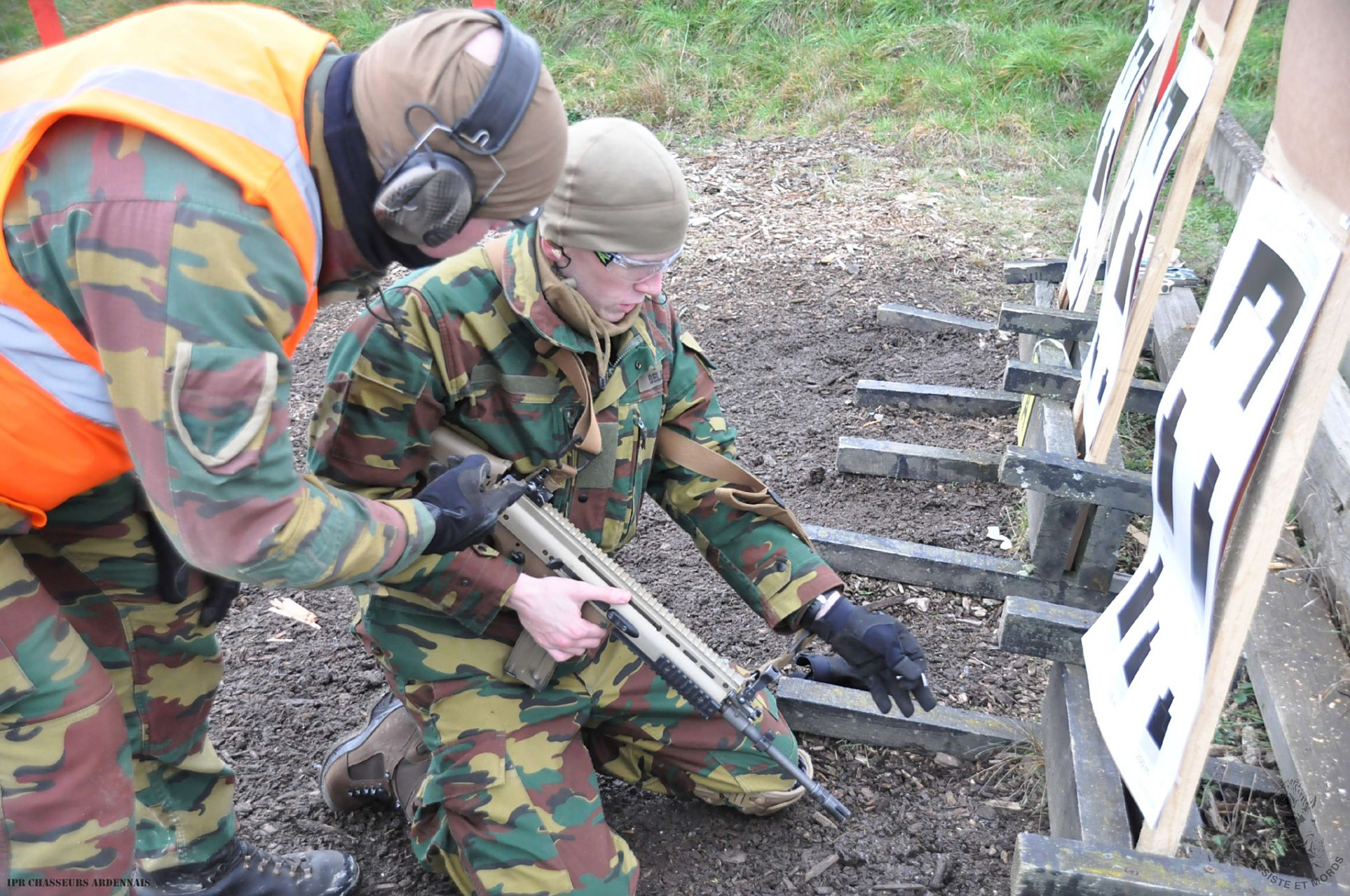 进行fn scar-l突击步枪归零射击的比利时陆军-阿登猎兵营入伍新兵.