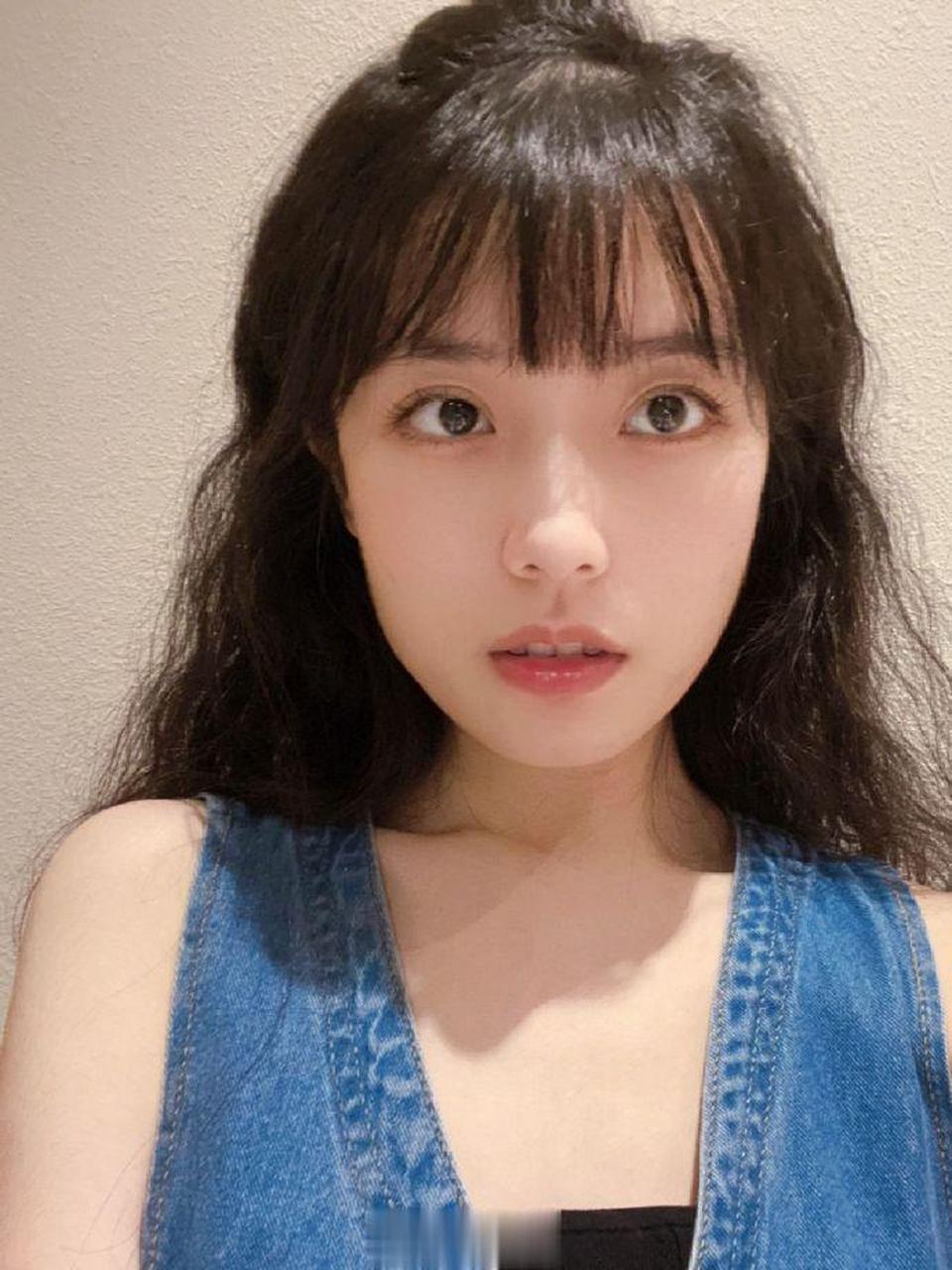 微微张嘴就是小兔子没有虎牙,但有小兔牙