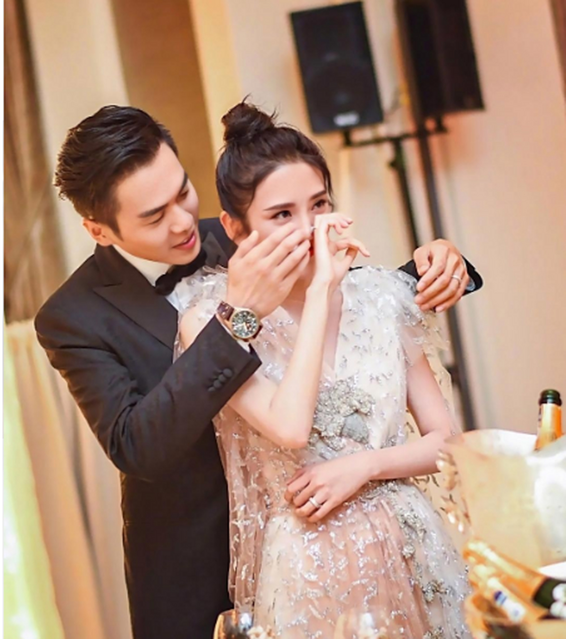 2020年,唐艺昕生完娃后很快就出院了,但从那时起,张若昀简直像"变了一