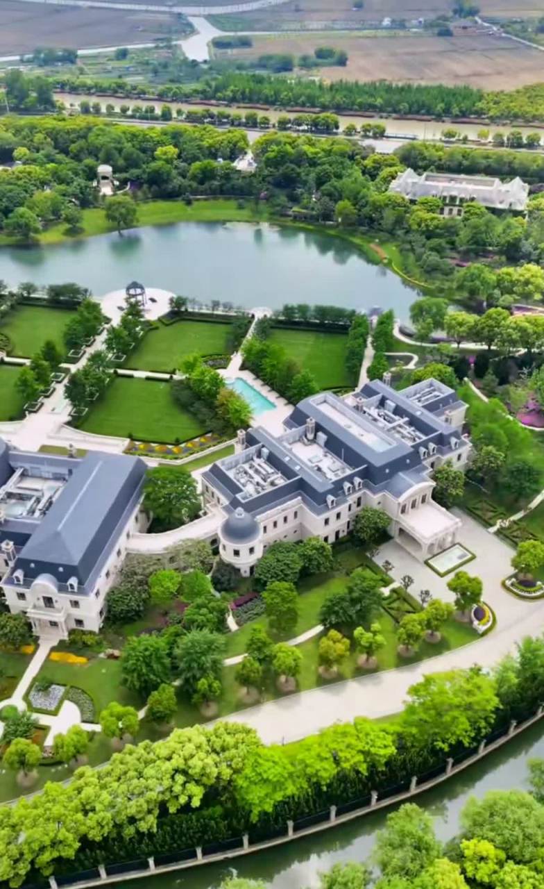 上海神秘别墅占地180亩. 大约有200名保安和保姆.