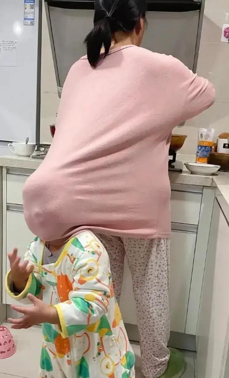 妈妈估计头都大了,这娃打还是不打好!