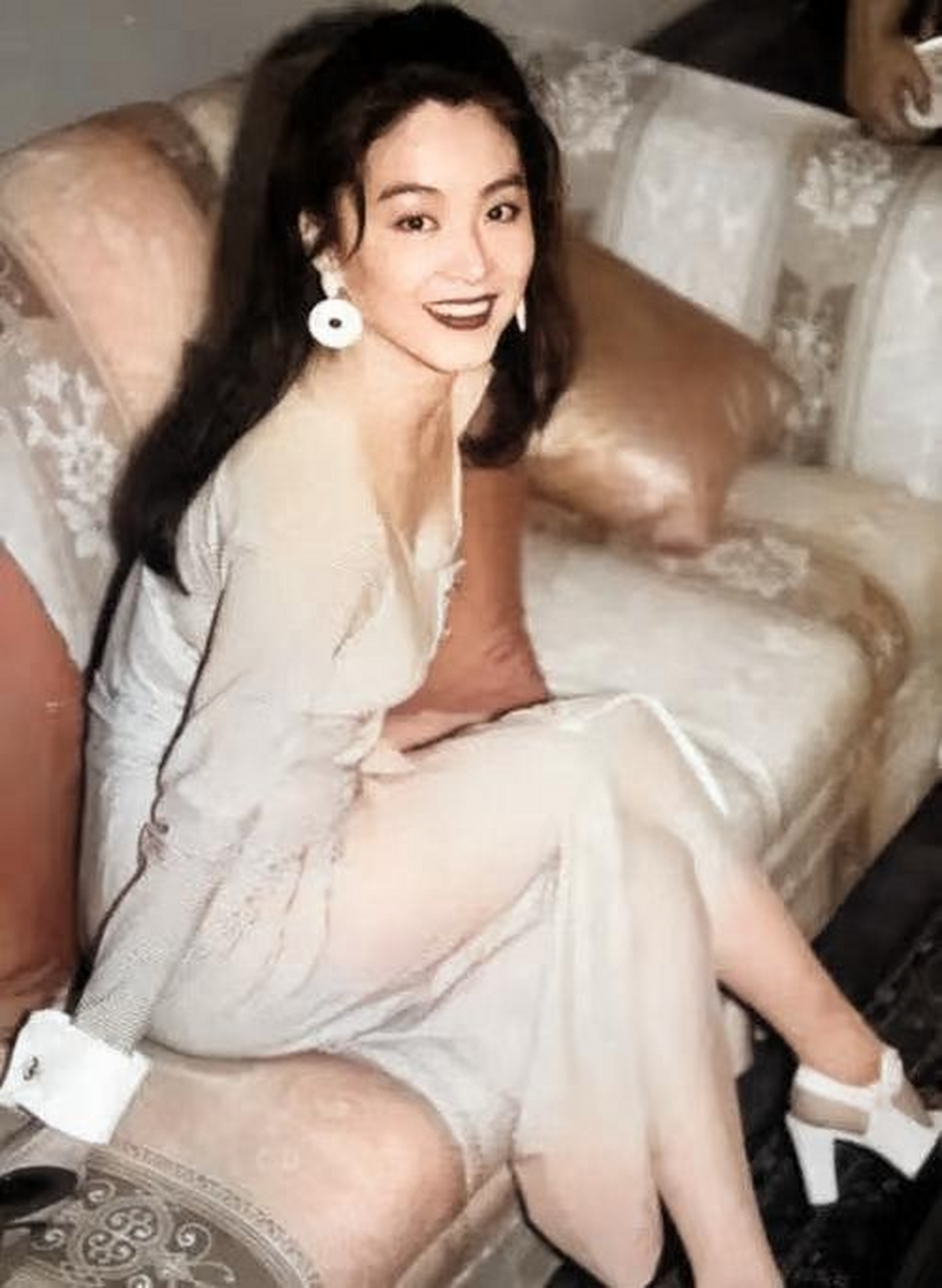 年轻时候林青霞的性感留影,照片中林青霞穿着一条粉色低胸连衣裙,翘着