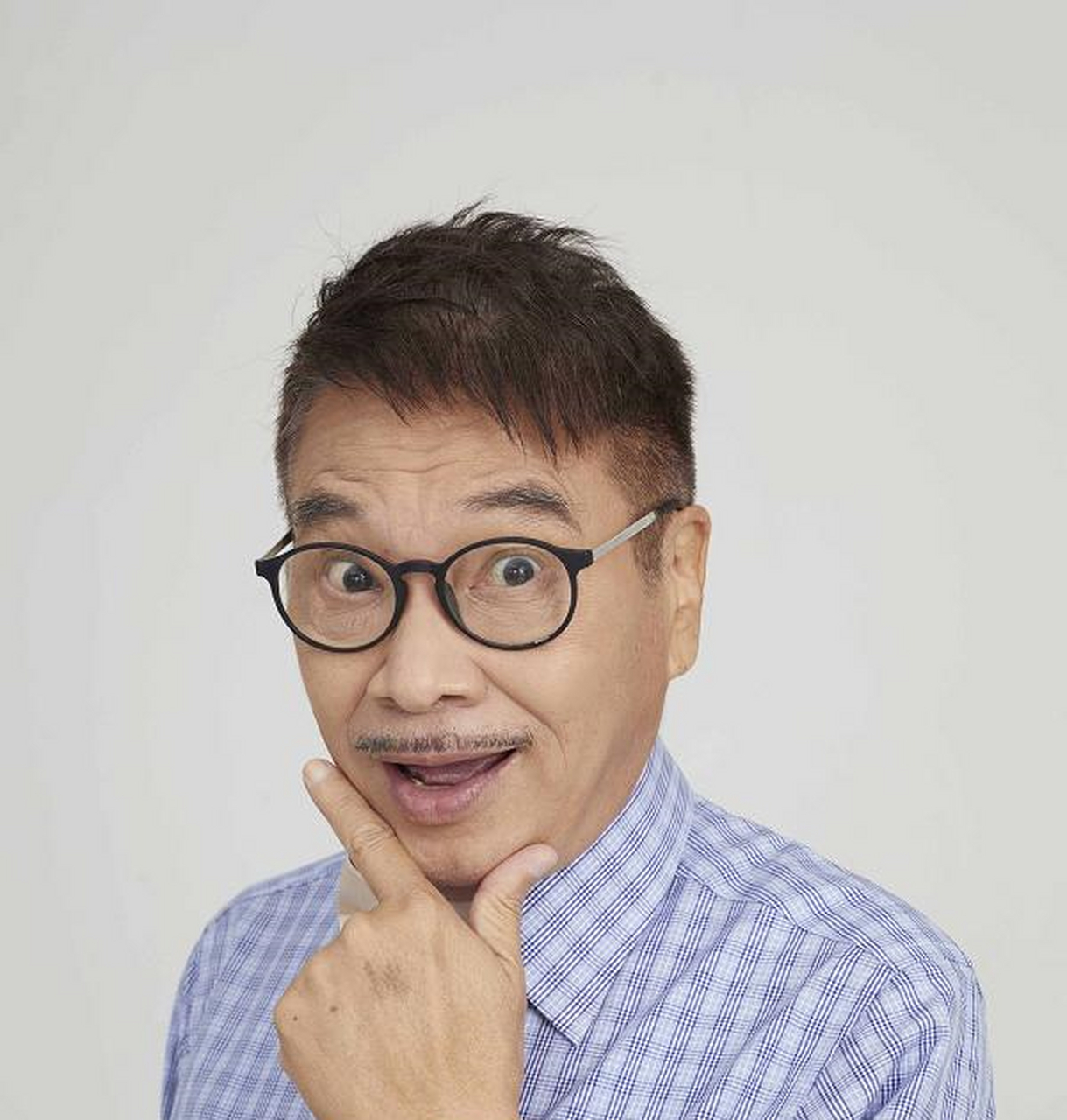 吴孟达老照片08年汶川地震亲自到灾区救援,用麻袋装钱慰问家属