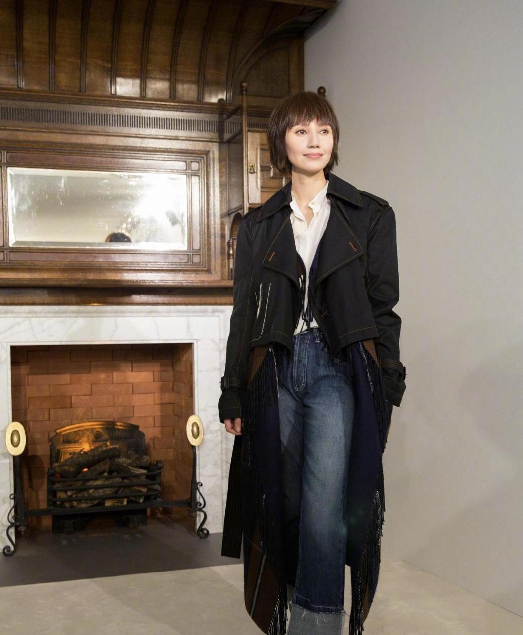 袁泉真是"知性"的代名词,白衬衫配牛仔裤清爽利落,高级感爆棚