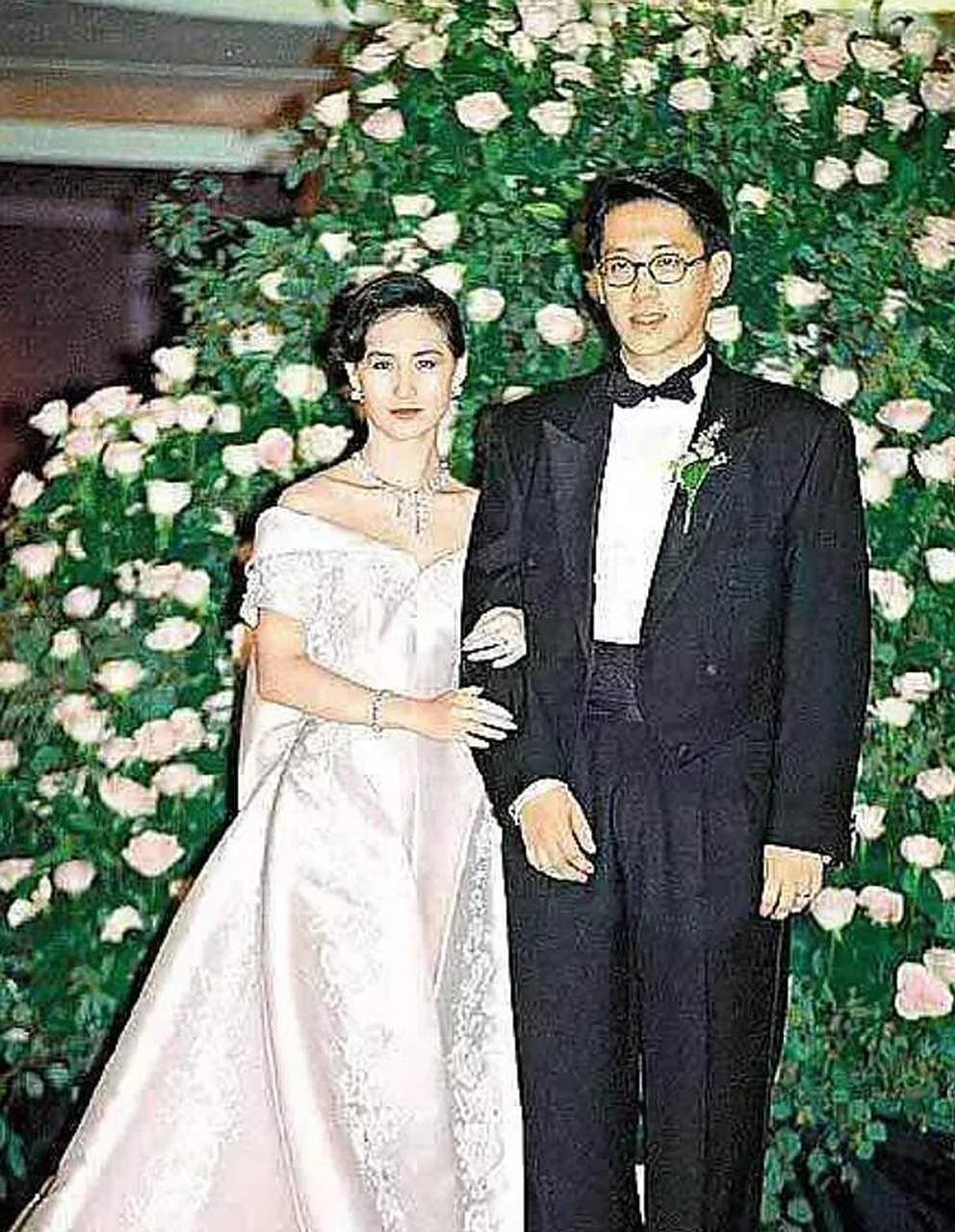 1957年,36岁的赌王何鸿燊迎娶14岁的蓝琼缨,照片应该