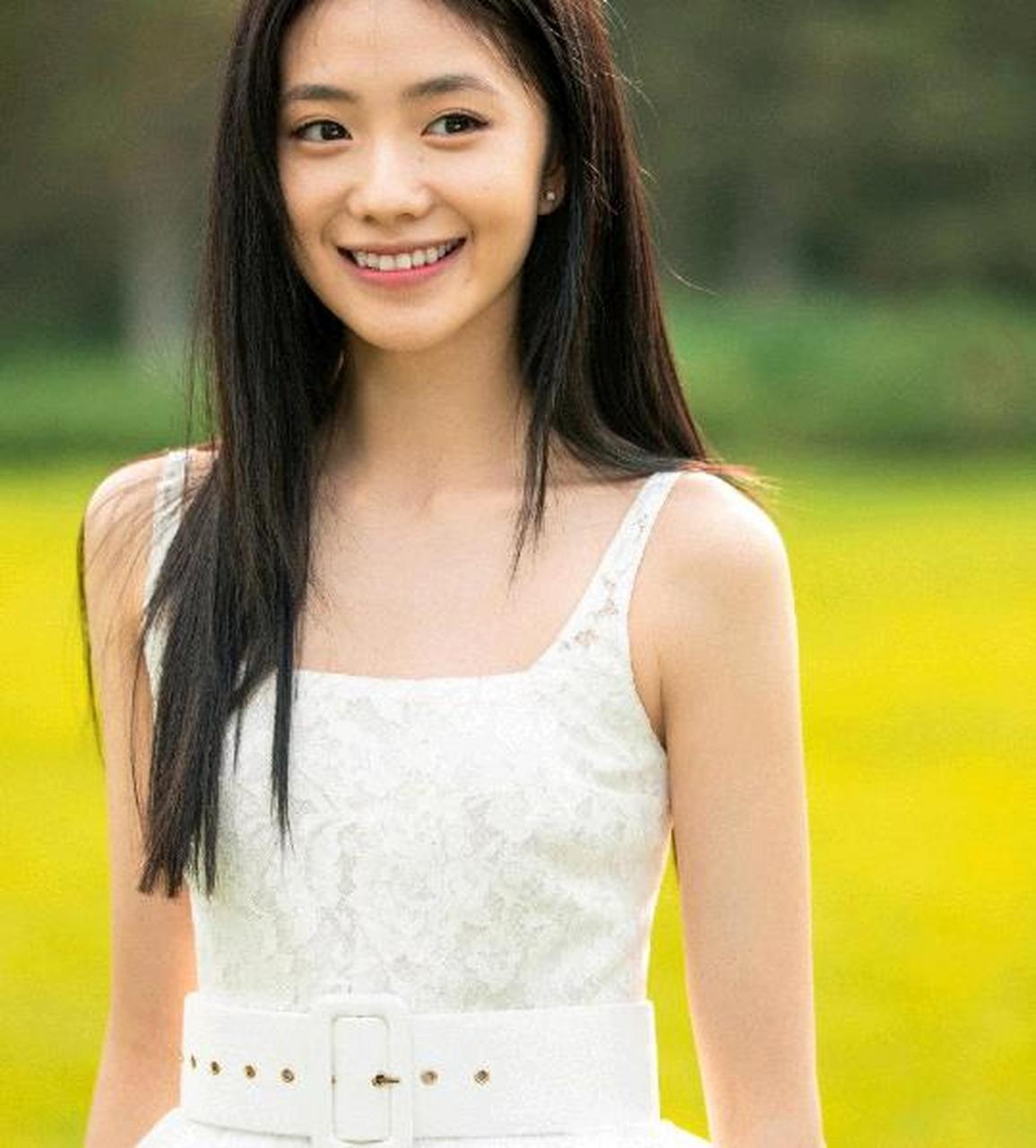 刘浩存的照片拍的不错,不是非要露个脚!!![开心]