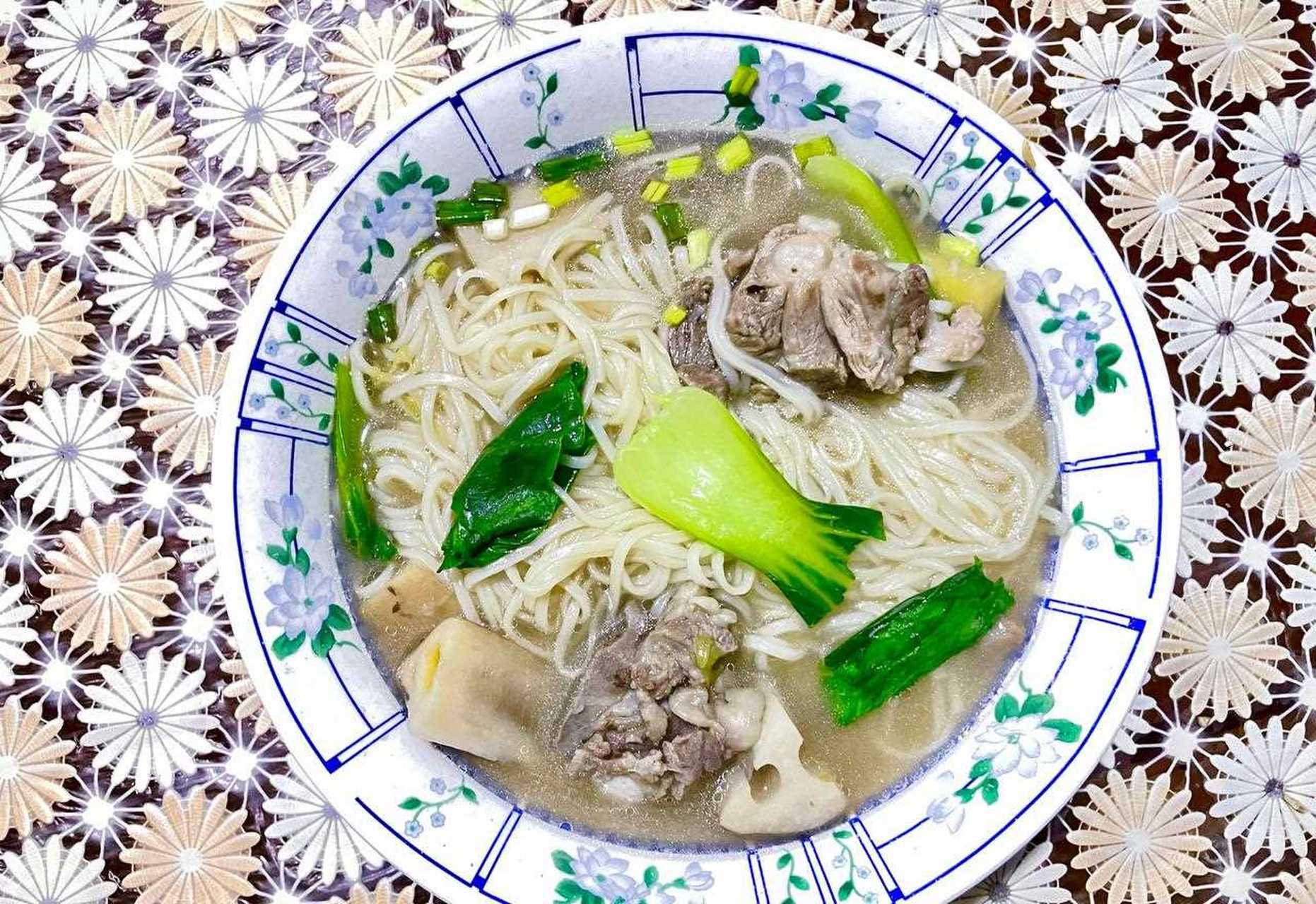 炖的排骨汤没有喝完,正好煮了清汤排骨面,味道居然意外的不错.