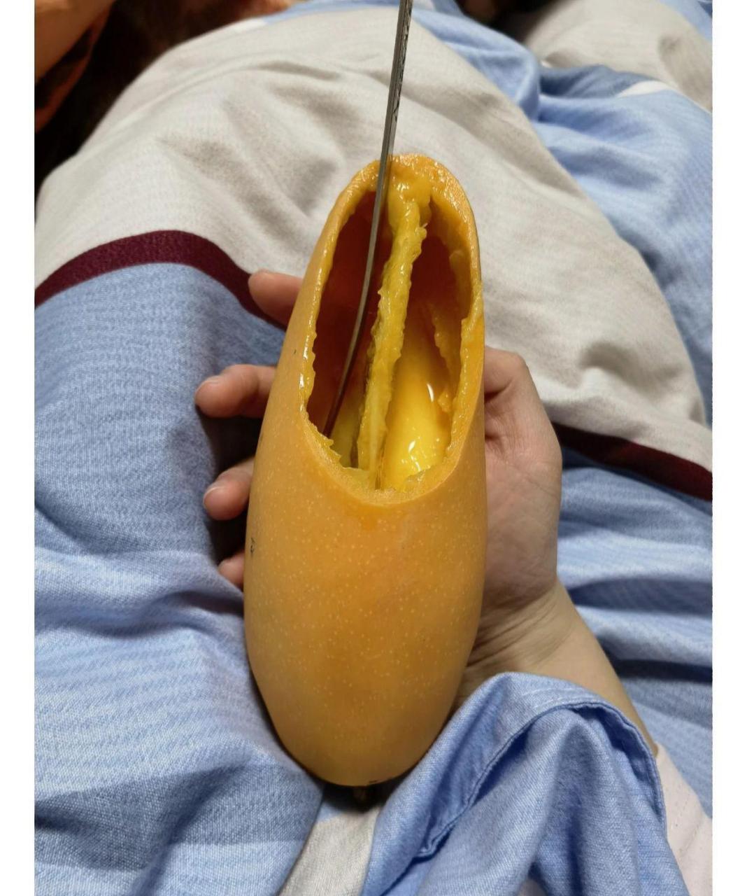 我学会了一种吃芒果的新方法,不再切了 #搞笑趣味图