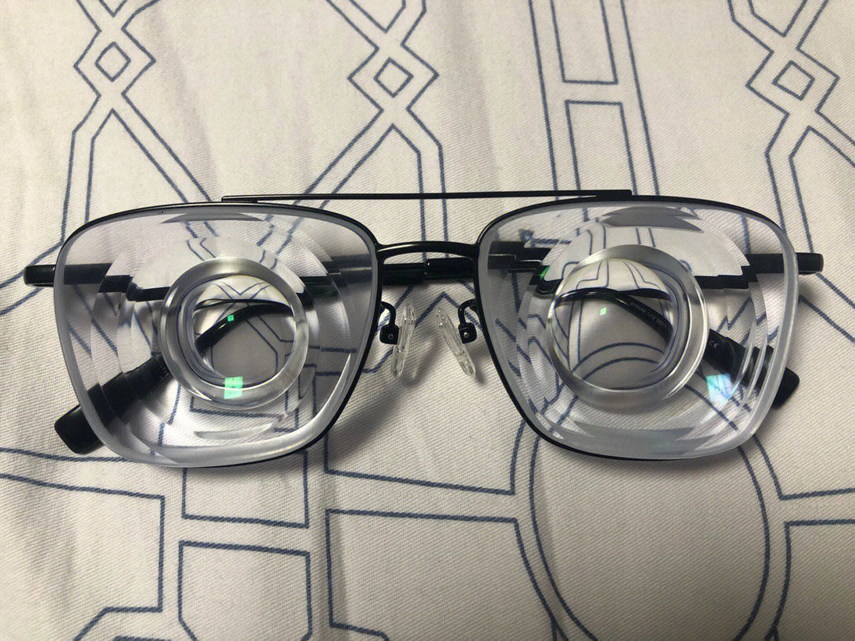 怪不得总是听人说,高度近视眼镜是酒瓶底,还真是.猜猜这是多少度?