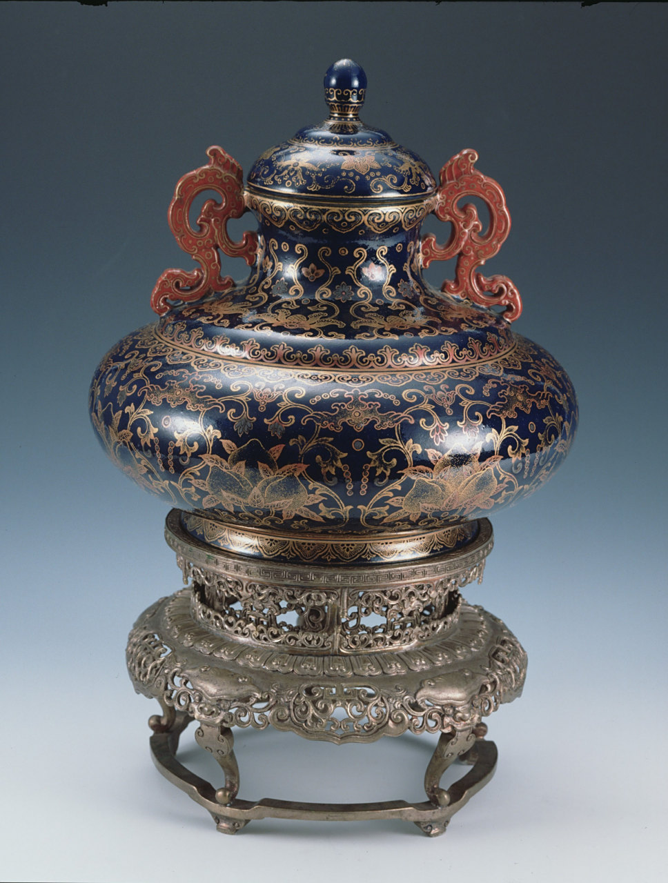 图一:清康熙官窑珐琅彩缠枝牡丹纹碗 图二:清康熙景德镇窑豇豆红釉