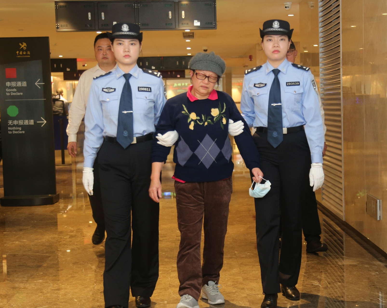 "百名红通人员"郭洁芳回国投案,网友评论:赃款花光了,回来养老!