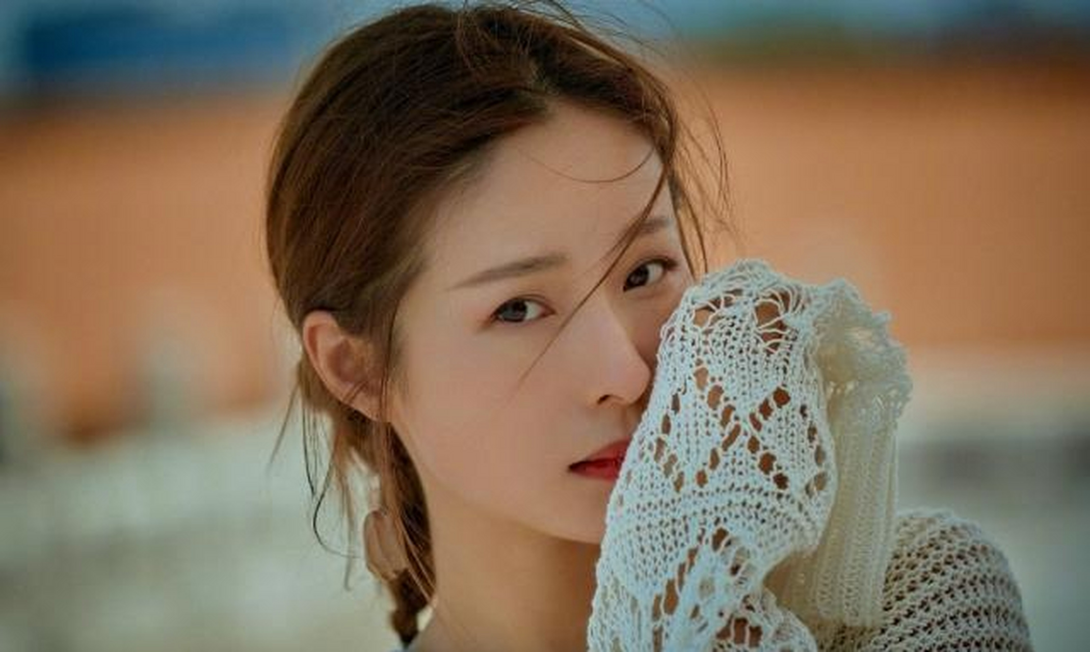 近日,知名女演员～江一燕拍摄了一组故宫里的写真,现代与古代交融