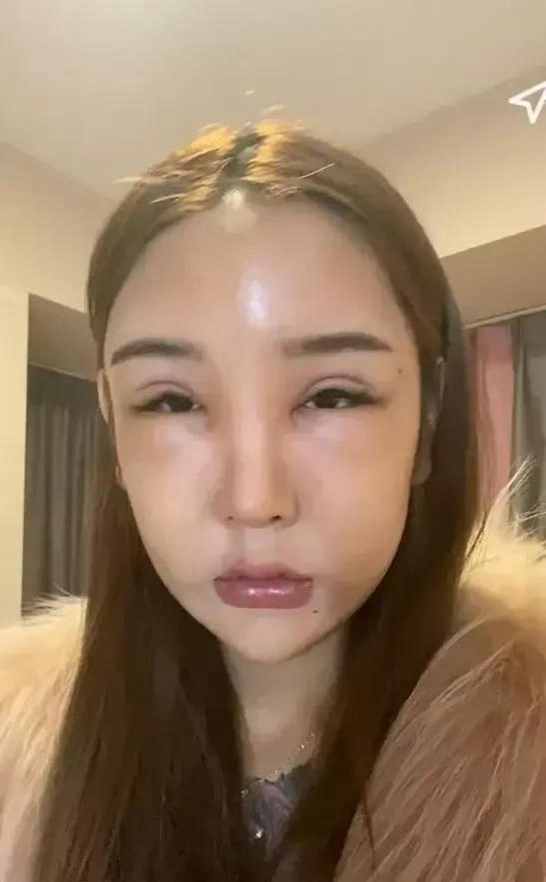 gif创作人# 女主播桃花宝宝整容脸上动200多刀:视频中桃花宝宝为了