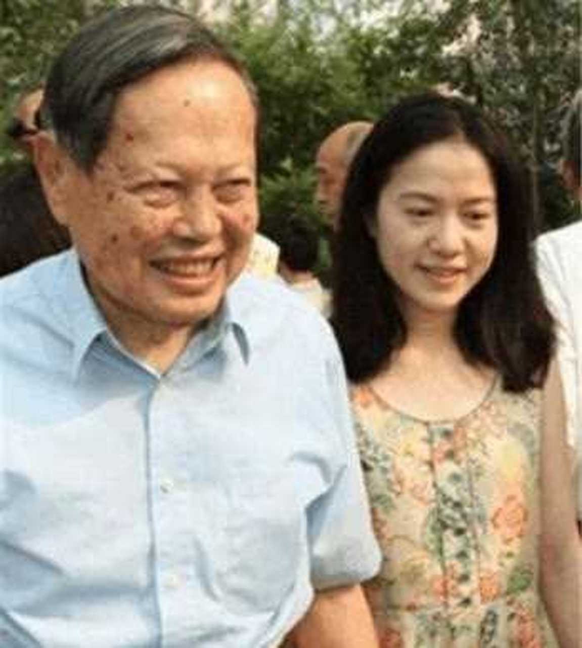 杨振宁已故妻子杜致礼,年轻时的模样和翁帆极其相似,几乎是一模一样