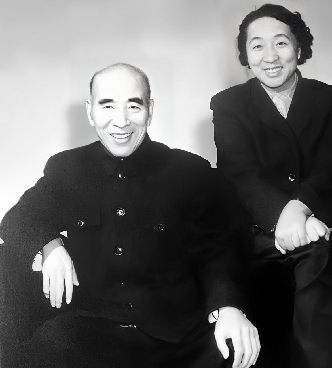 这是一张林豆豆和她父亲林总的合影!