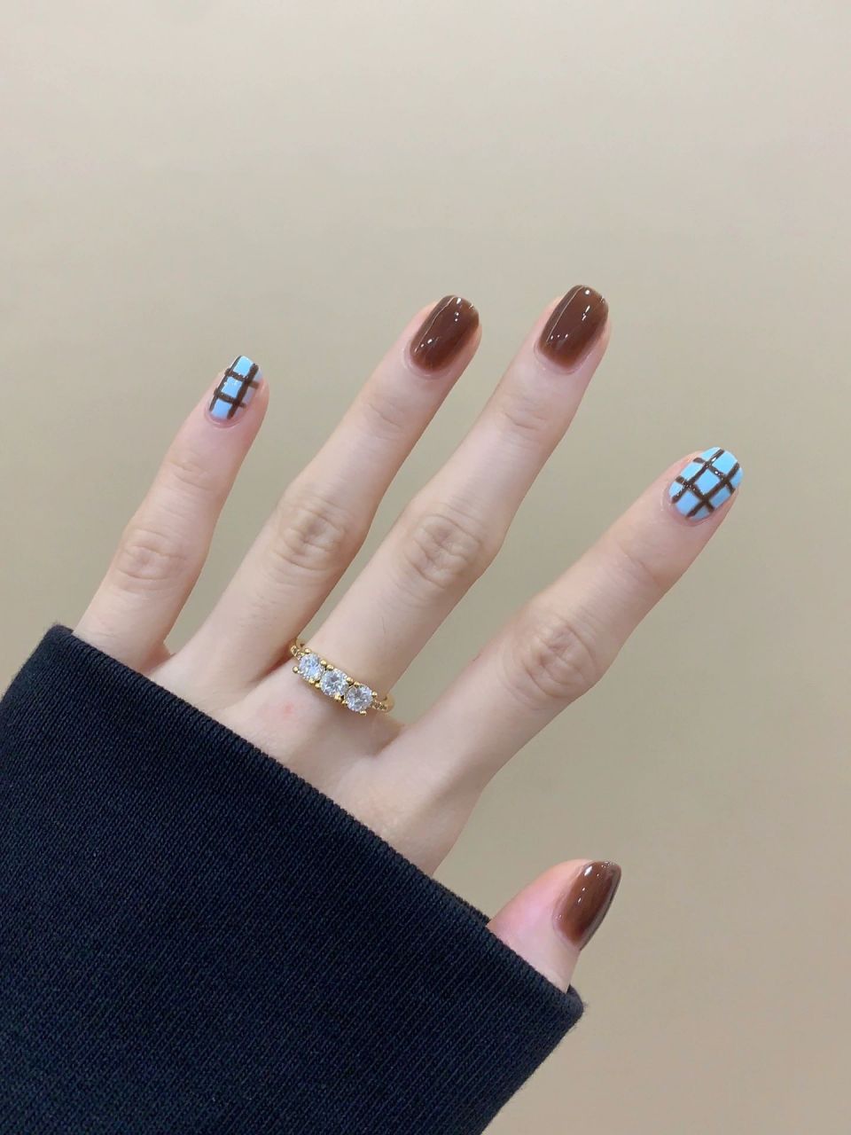 初秋轻复古蓝棕格子美甲 显白的一组秋冬配色,蓝棕撞色高级又复古