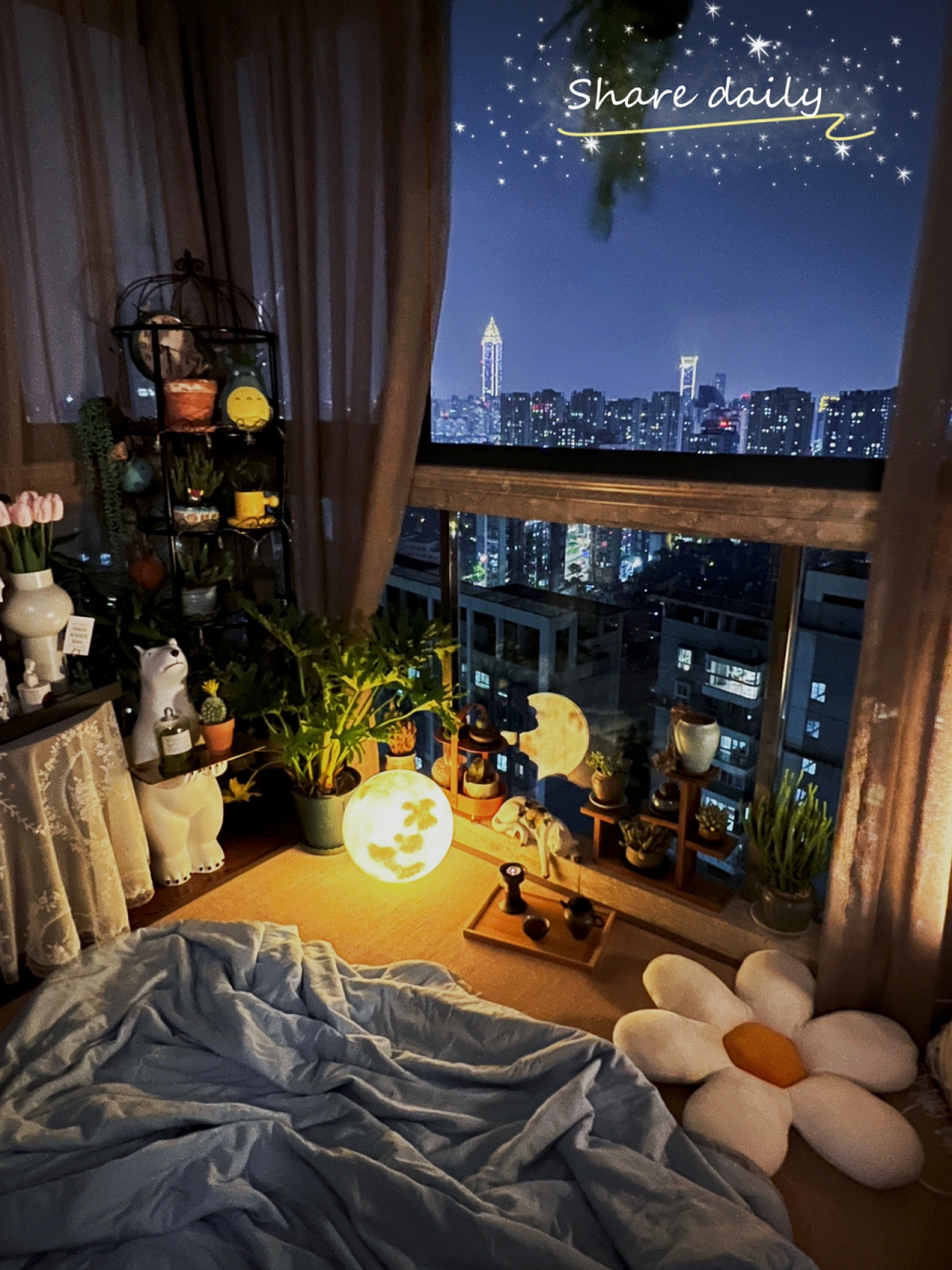 独享城市夜景,我家阳台真的又美又好睡    天气渐渐转暖,夜晚微风拂过