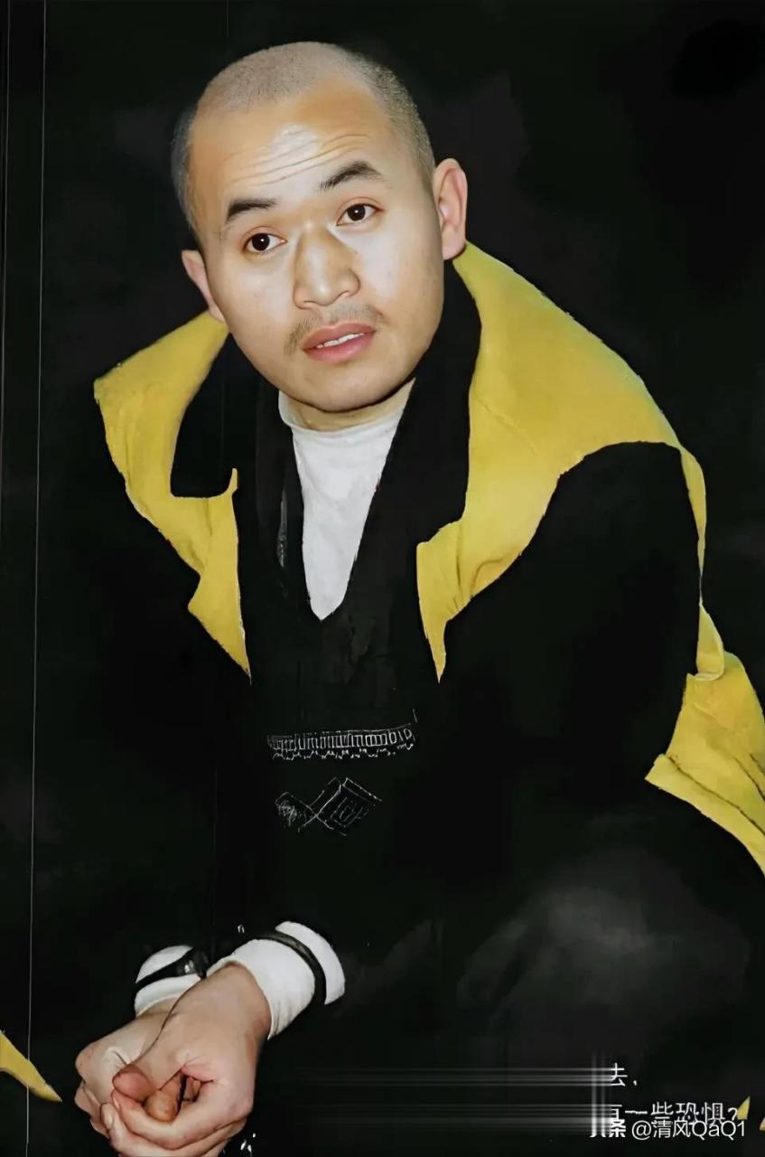 这是2004年,残忍杀害67人的淫魔杨新海在庭审现场拍下的一张照片