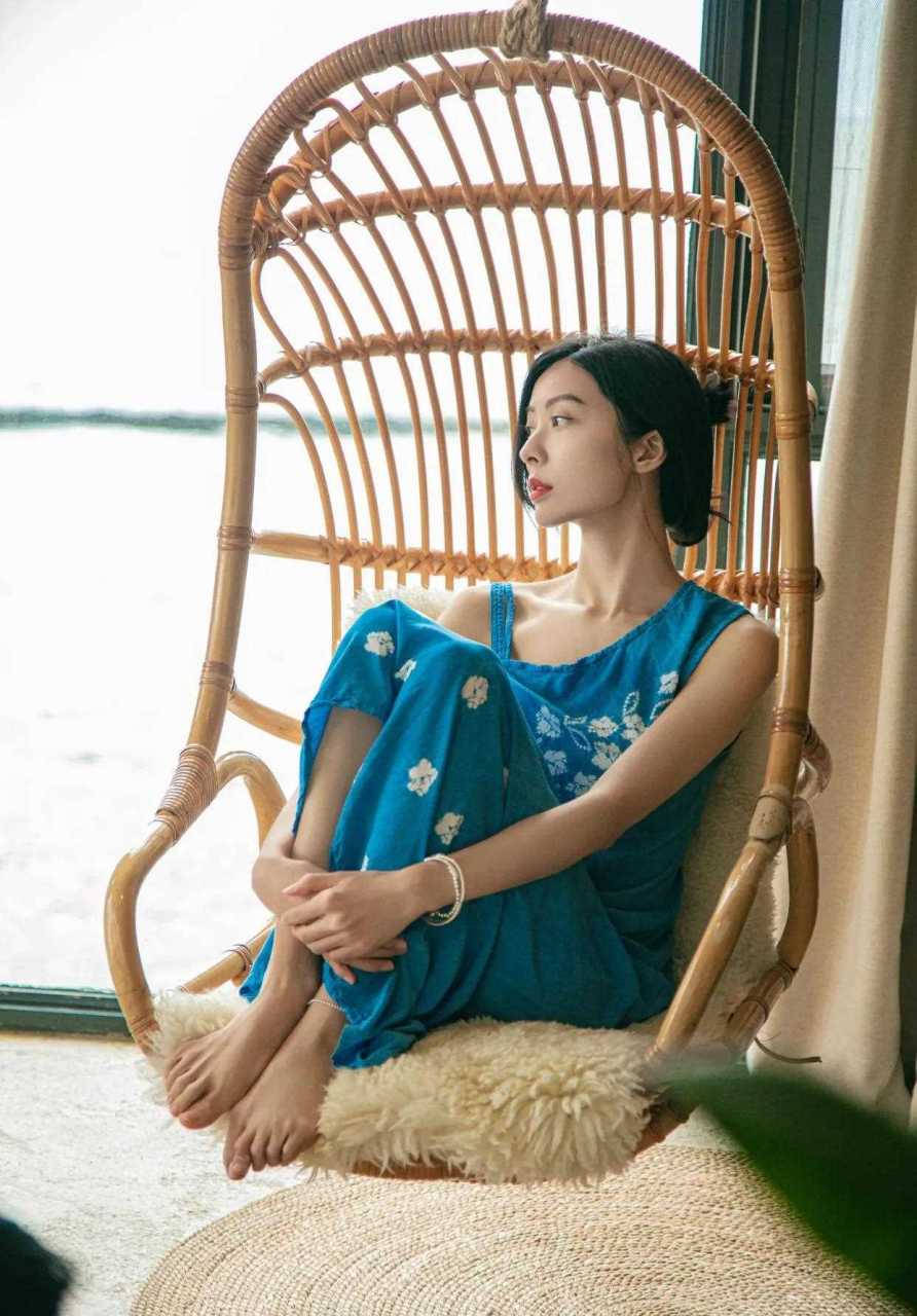 童苡萱异域风情万种令人心动,小家碧玉的她美丽大方气质高雅.