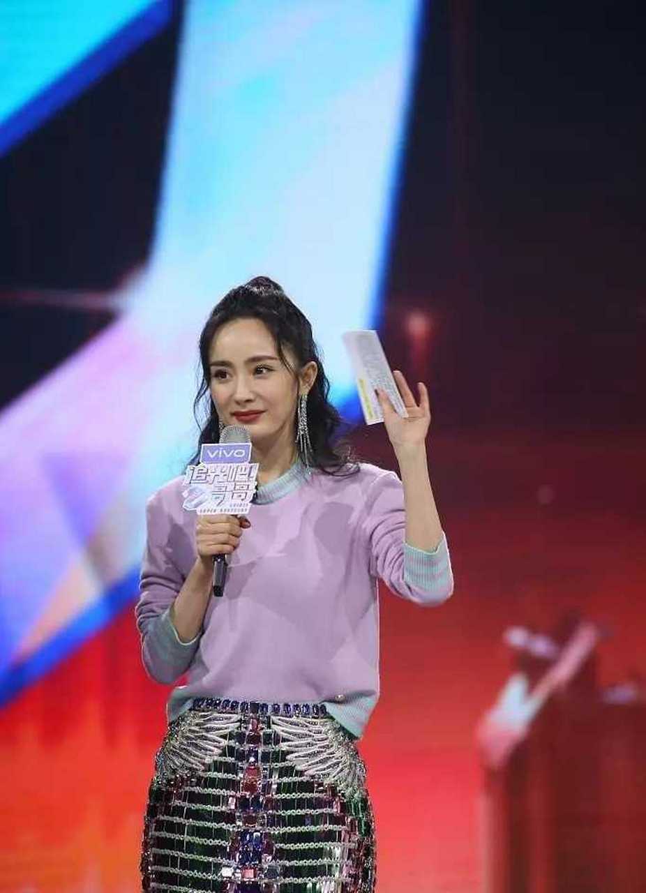 终于看清了"杨幂"的腿,有点"o"型,腿部线条并不完美,相反大腿