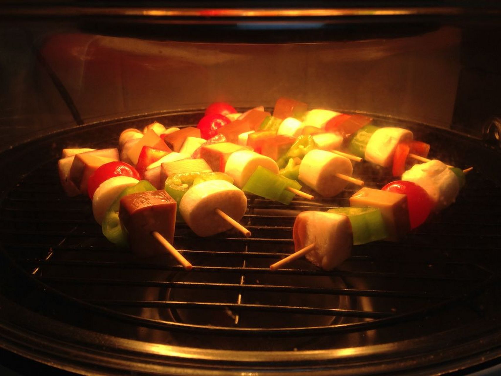 鸡蛋干烤串的用料 鸡蛋干:150克 烧烤酱:适量 黑胡椒碎:少许 孜然粉