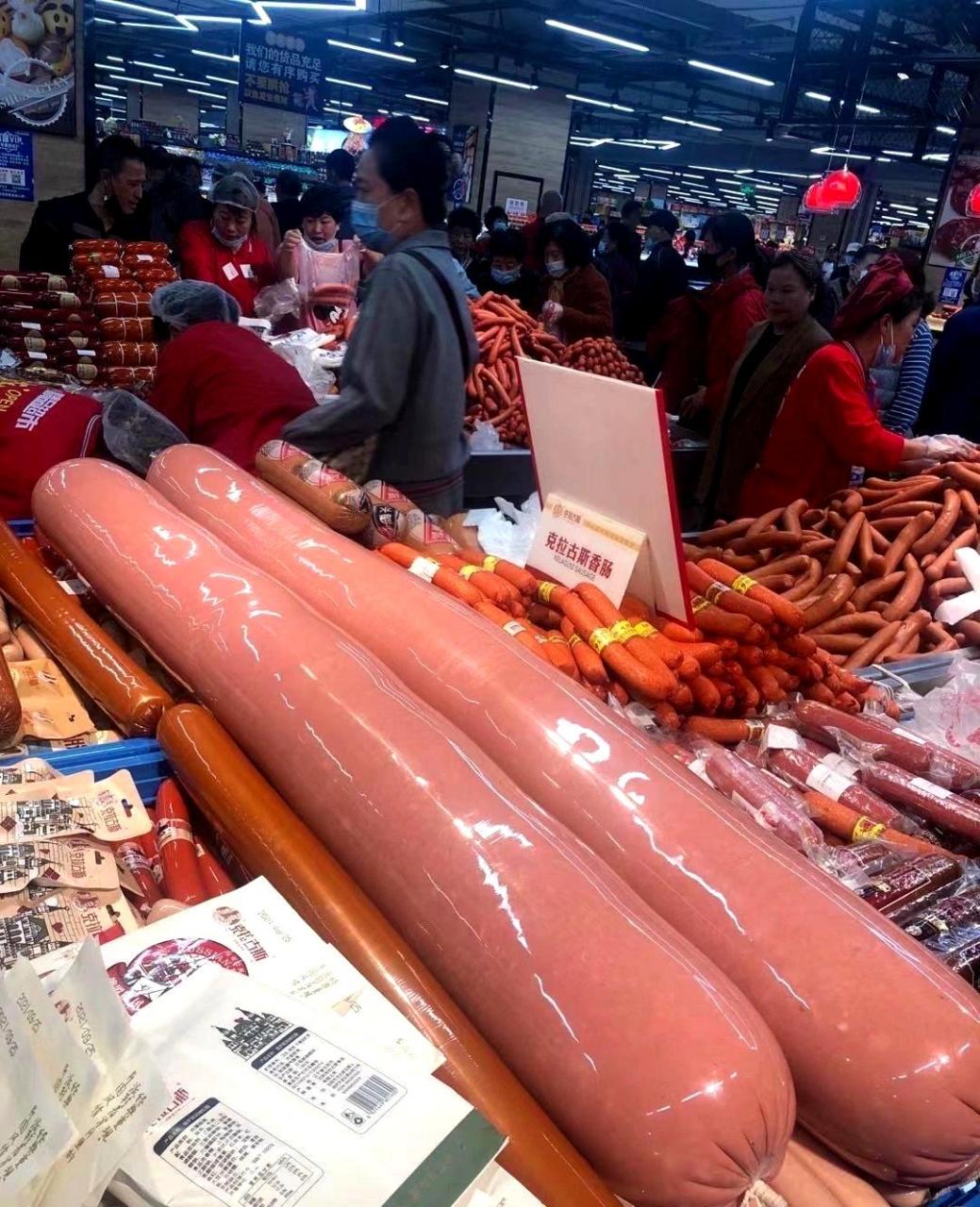 哇,这根香肠真是巨无霸啊!