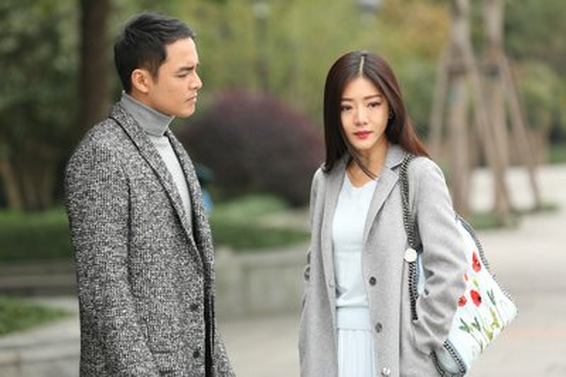 我俩在床上玩手机的时候,开玩笑说让他给我看看他