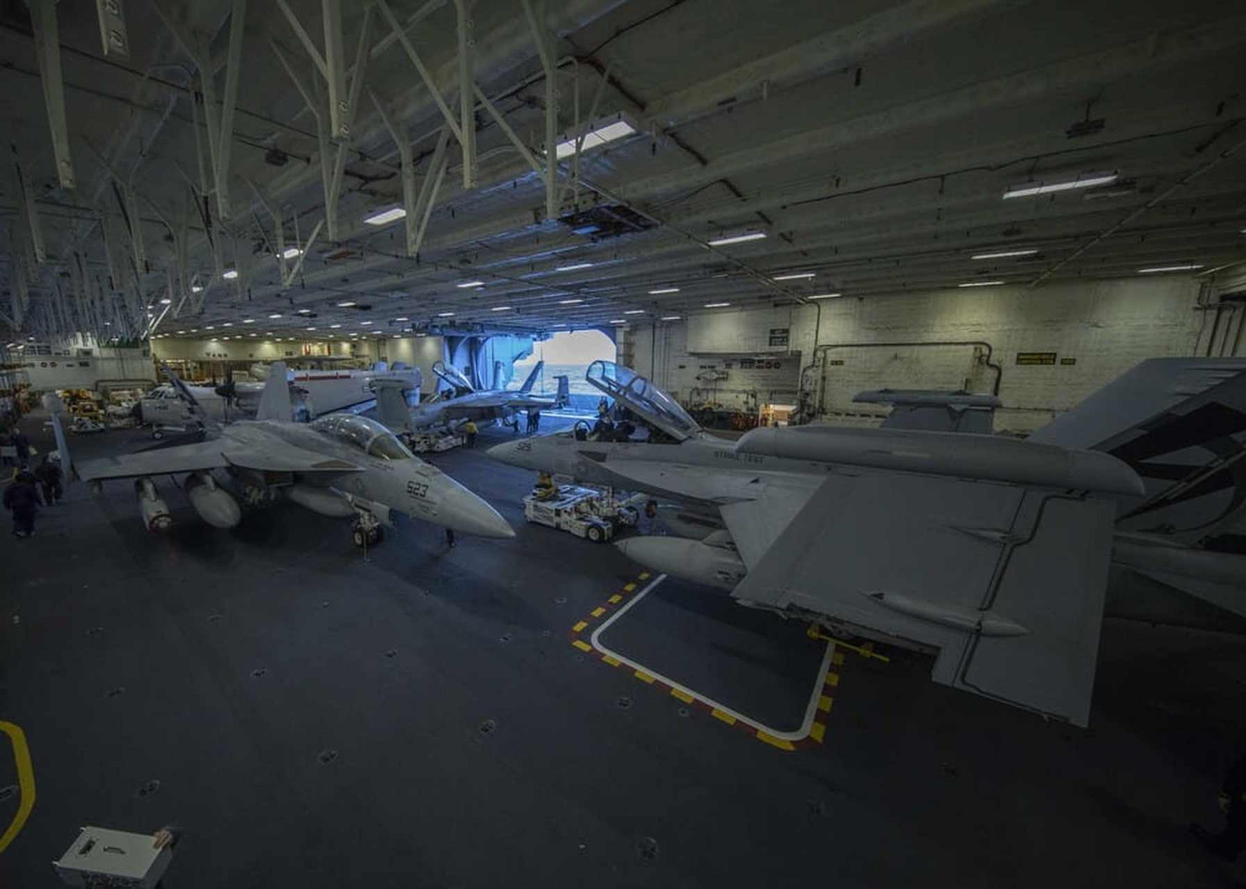 福特号航母的机库