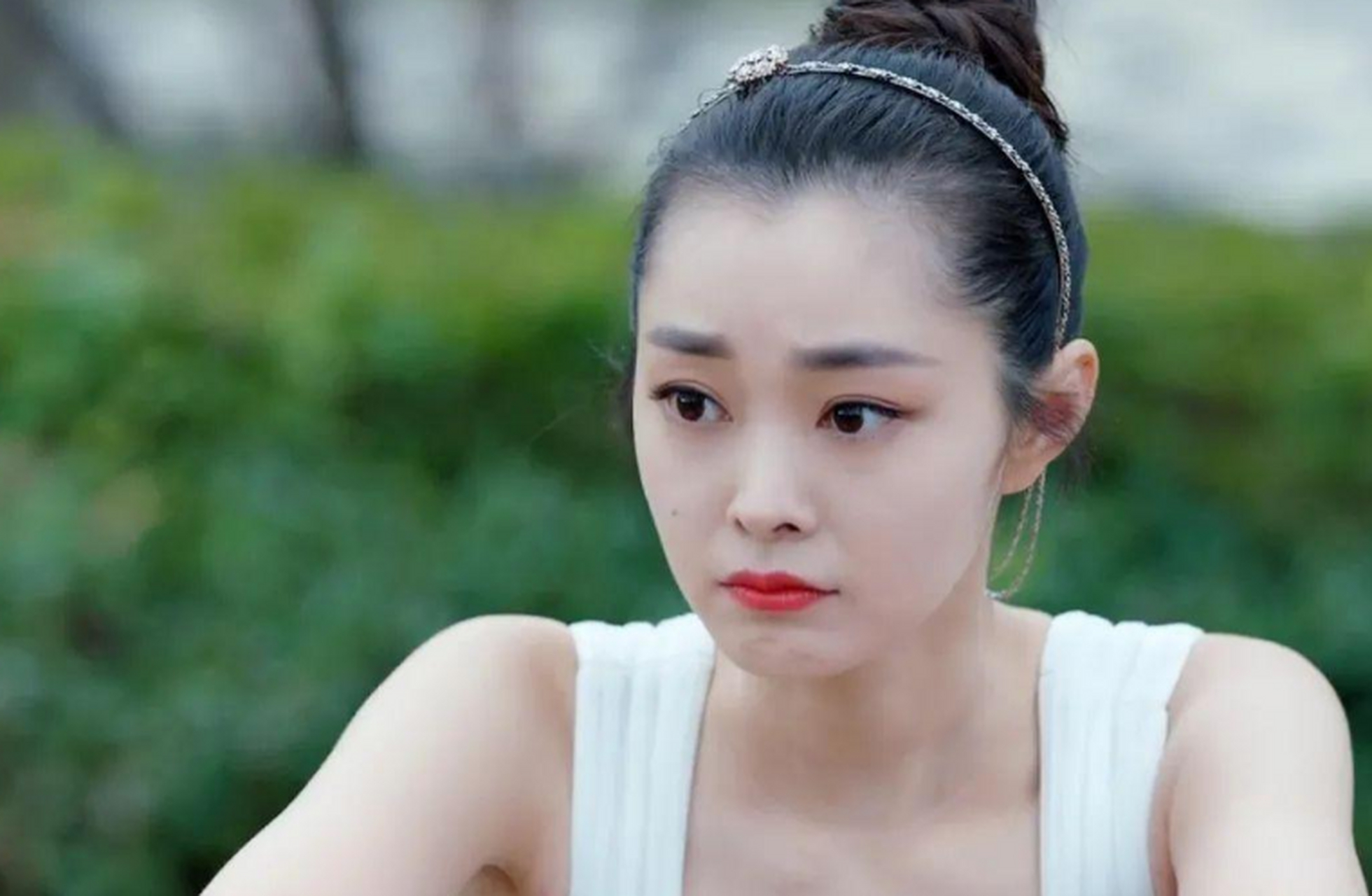 宋轶不穿旗袍也好美,"肚兜装"同台靳东 这个"肚兜"造型十分大胆,整个