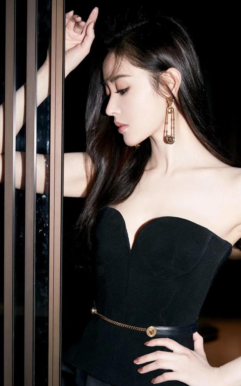 张天爱一袭黑色束腰抹胸裙,性感妩媚,大秀好身材,太迷人啦!