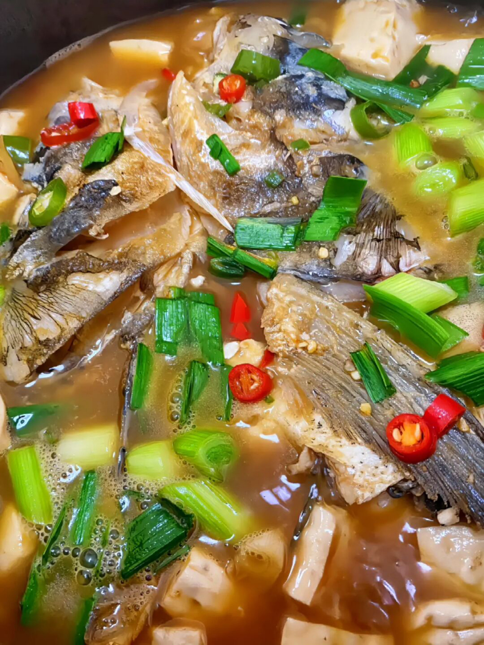 美味的砂锅鱼头豆腐煲,真的巨巨巨巨好吃 好久没吃鱼头了,馋死了,今天