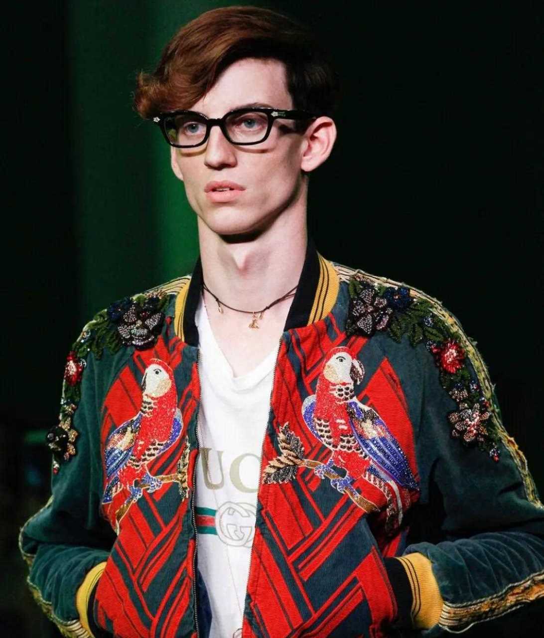 亚历山德罗·米歇尔在gucci 创造的世界里,仿佛为我们开启了一个崭新