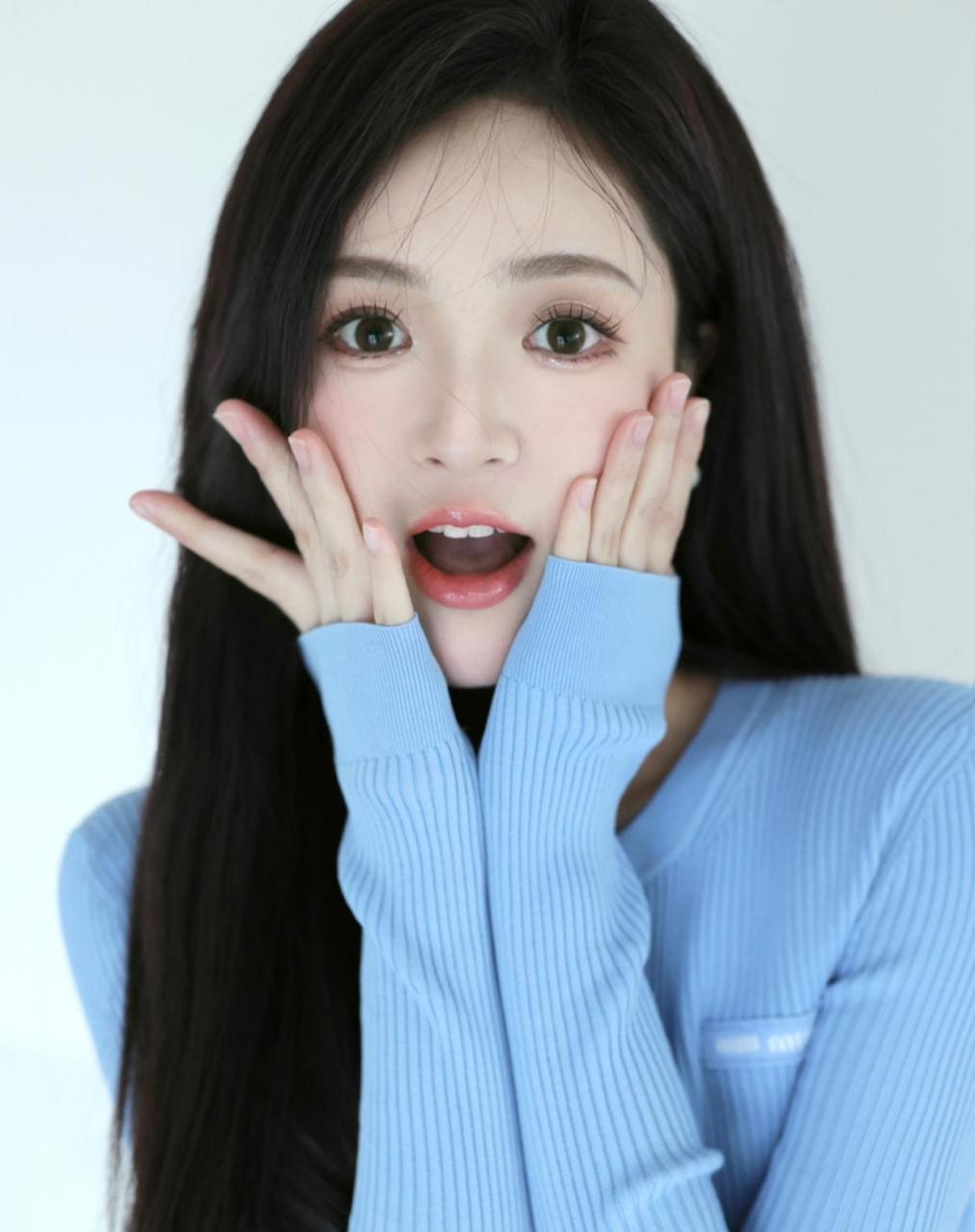 美女演示,女生拍照的各种可爱表情