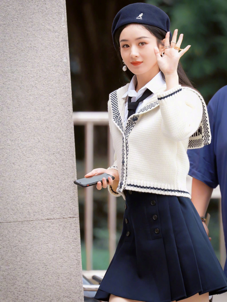 赵丽颖私服穿搭  白色海军领针织上衣,搭配时尚的贝雷帽和优雅的乐福