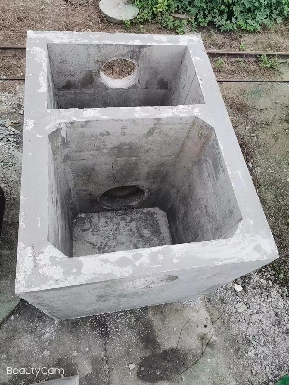 隔油池的构造多采用平流式,含油废水通过配水槽进入平面为矩形的