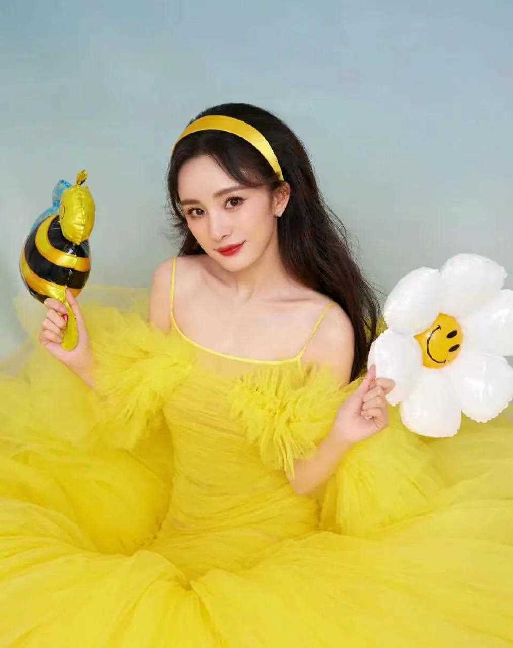 网传杨幂将要和刘畅合作电影《应许之日》,果然,杨幂永远离不开小鲜肉