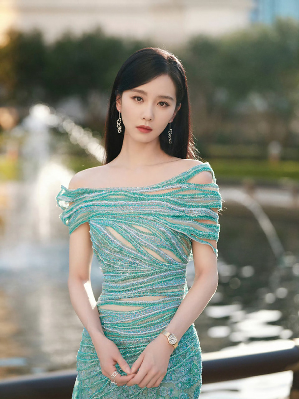 刘诗诗孔雀蓝露肩礼服造型来了!