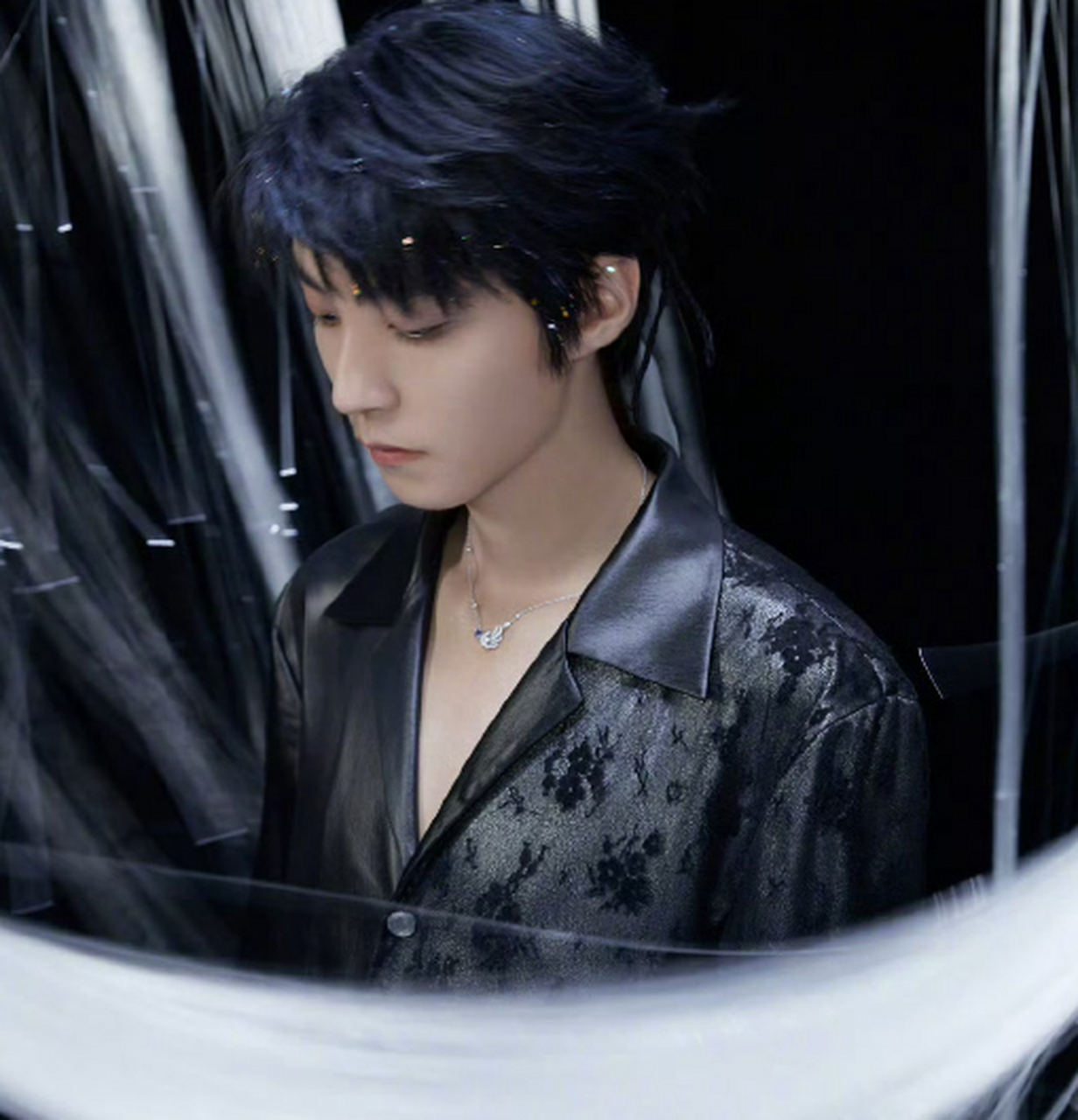 蓝发# 目前来说王俊凯无论颜值还是气质都是最突出的,真的很有明星范